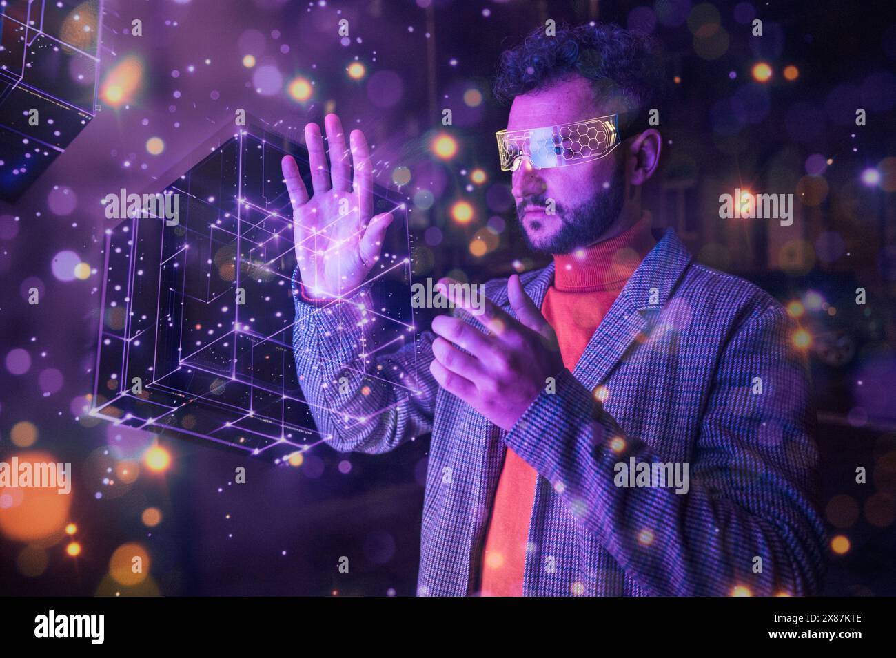 Ingenieur trägt eine intelligente Brille und untersucht würfelförmige Blockchain-Daten Stockfoto