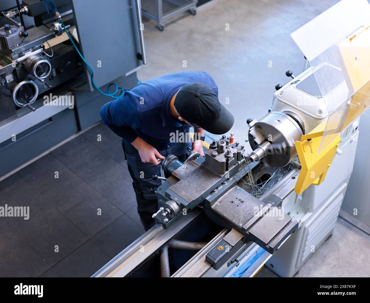 Metallbearbeiter, der Drehmaschinen in der Metallindustrie bedient Stockfoto