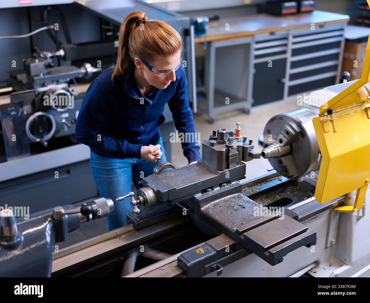 Metallverarbeitender Ingenieur, der Drehmaschinen in der Industrie betreibt Stockfoto