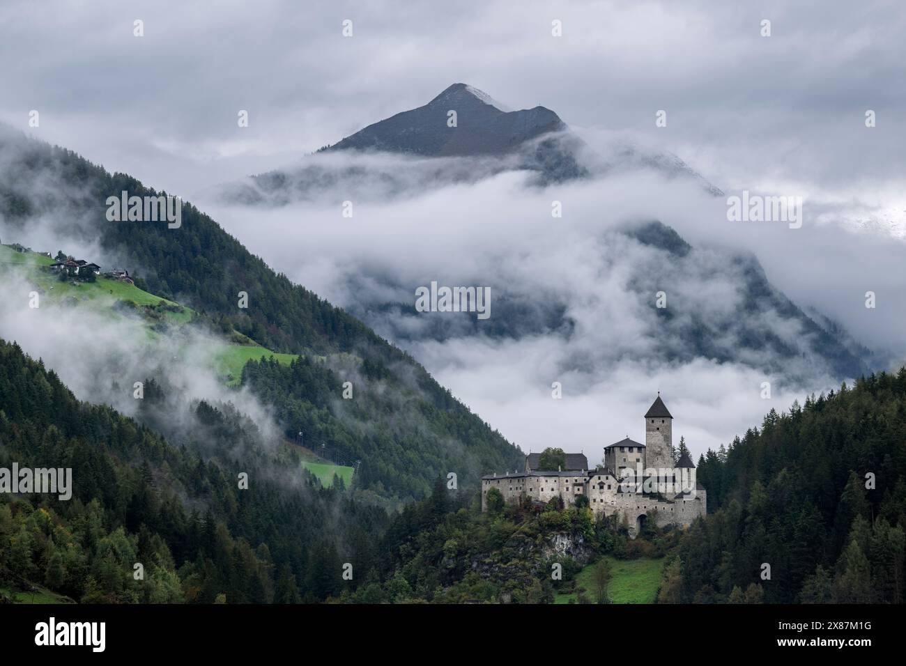 Italien, Trentino-Südtirol, Sand in Taufers, dicker Nebel, der über der Burg Taufers schwimmt Stockfoto