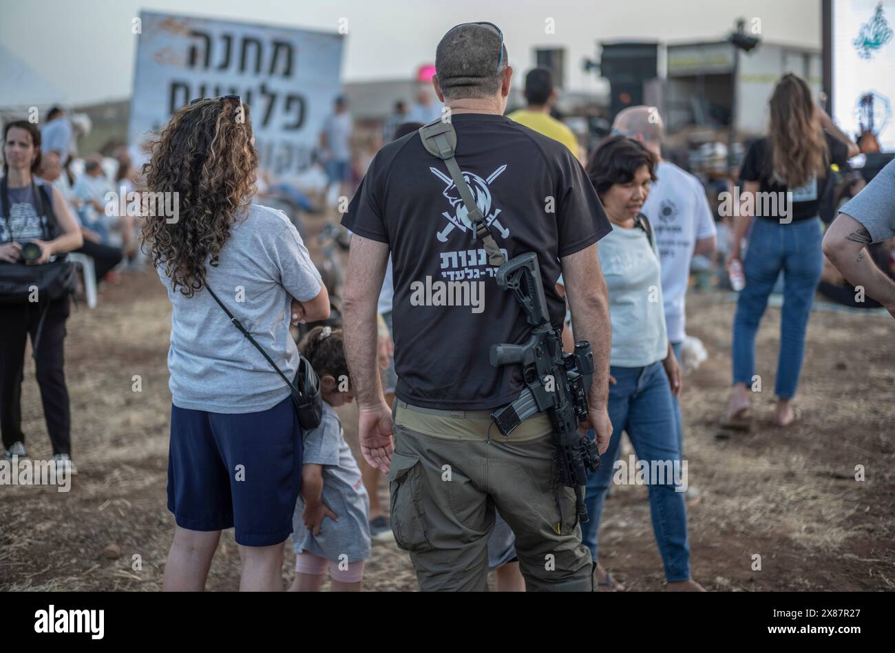 23. Mai 2024, Israel, Kibbuz Ami'ad: Israelis, die aufgrund anhaltender grenzüberschreitender Spannungen aus nördlichen Gebieten nahe der libanesischen Grenze evakuiert wurden, stehen während einer Kundgebung zwischen Zelten und rufen die Regierung auf, sie nach Hause zurückkehren zu lassen. Foto: Ilia Yefimovich/dpa Stockfoto