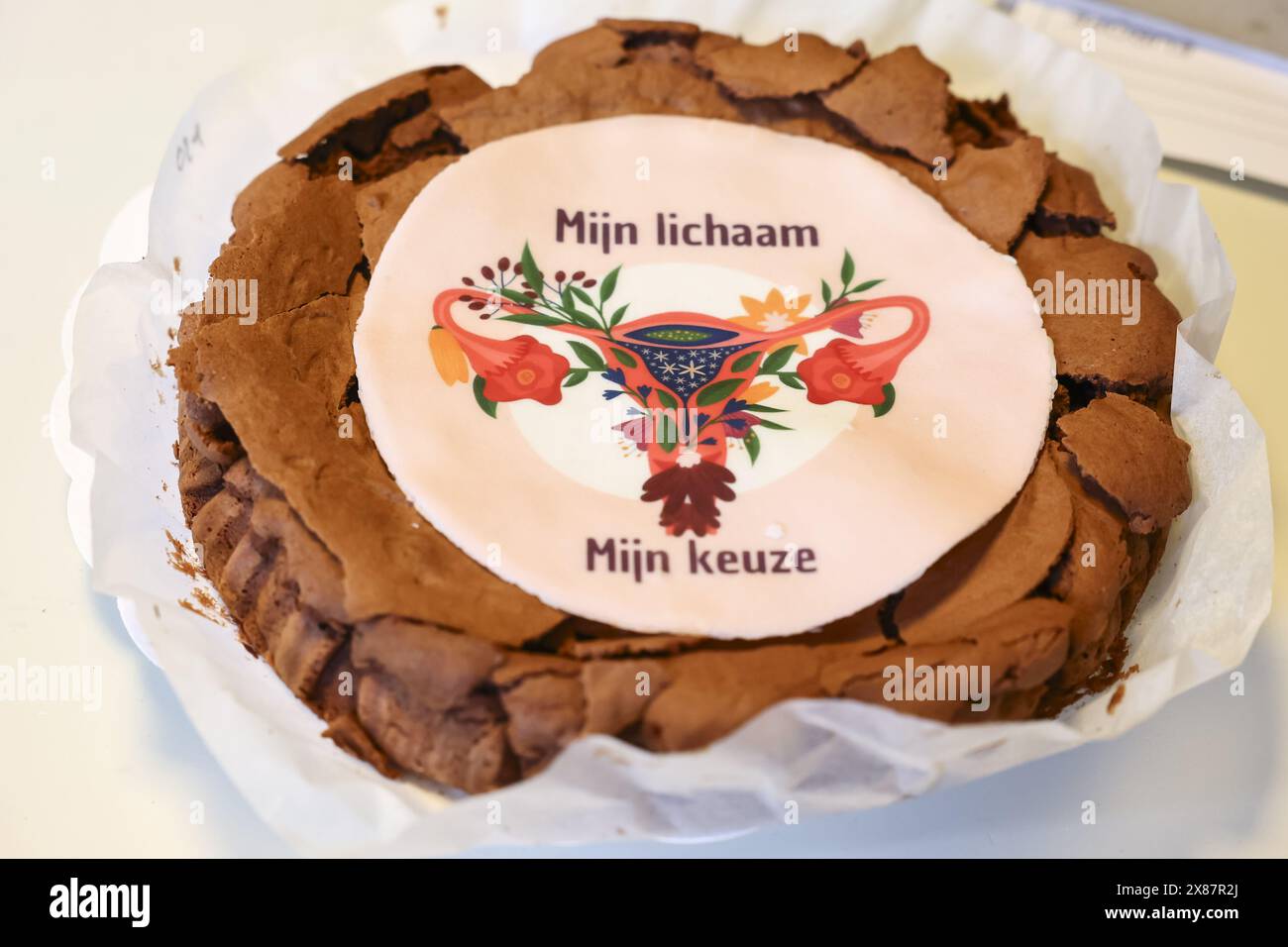 Gent, Belgien. Mai 2024. Ein Kuchen mit besonderer Dekoration, der die Geschlechtsorgane einer Frau in einem Blumenmuster zeigt, und der Slogan „Mijn lichaam, mijn keuze“ (mein Körper, meine Wahl) werden bei einem Besuch im Abtreibungszentrum Luna in Gent am Donnerstag, den 23. Mai 2024, gesehen. BELGA FOTO DAVID PINTENS Credit: Belga News Agency/Alamy Live News Stockfoto