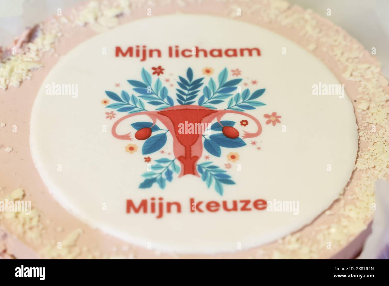 Gent, Belgien. Mai 2024. Ein Kuchen mit besonderer Dekoration, der die Geschlechtsorgane einer Frau in einem Blumenmuster zeigt, und der Slogan „Mijn lichaam, mijn keuze“ (mein Körper, meine Wahl) werden bei einem Besuch im Abtreibungszentrum Luna in Gent am Donnerstag, den 23. Mai 2024, gesehen. BELGA FOTO DAVID PINTENS Credit: Belga News Agency/Alamy Live News Stockfoto