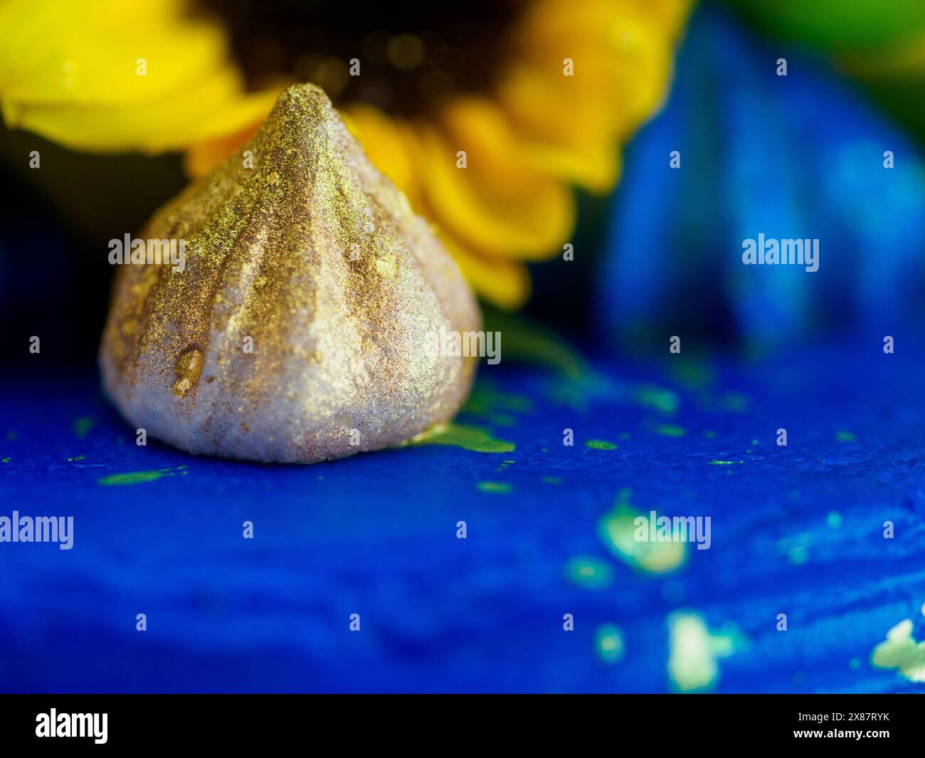 Atemberaubender Kuchen mit frischen Sonnenblumen und leuchtendem blauem Zuckerguss, perfekt für Feiern und für einen Farbtupfer bei jeder Veranstaltung Stockfoto