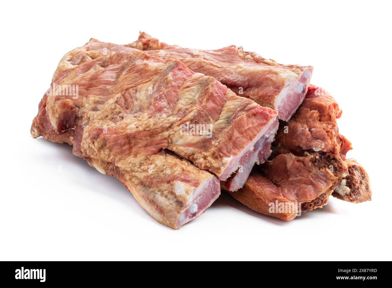 Geräucherte Schweinerippchen isoliert auf weißem Hintergrund Stockfoto Geräucherte Schweinerippchen isoliert auf weißem Hintergrund Stockfoto