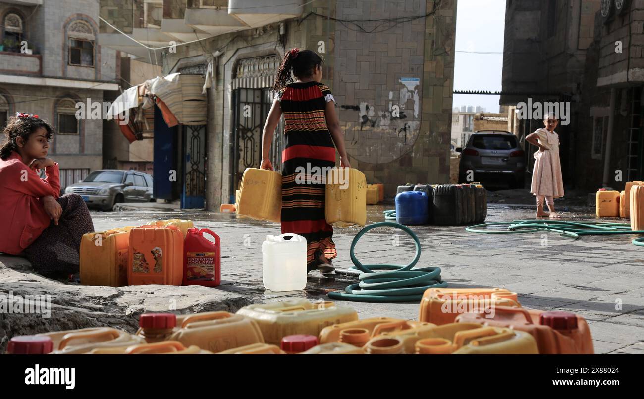 Taiz   Jemen - 13 Aug 2020 : Ein Mädchen bringt Wasser wegen der Wasserkrise im Jemen Stockfoto