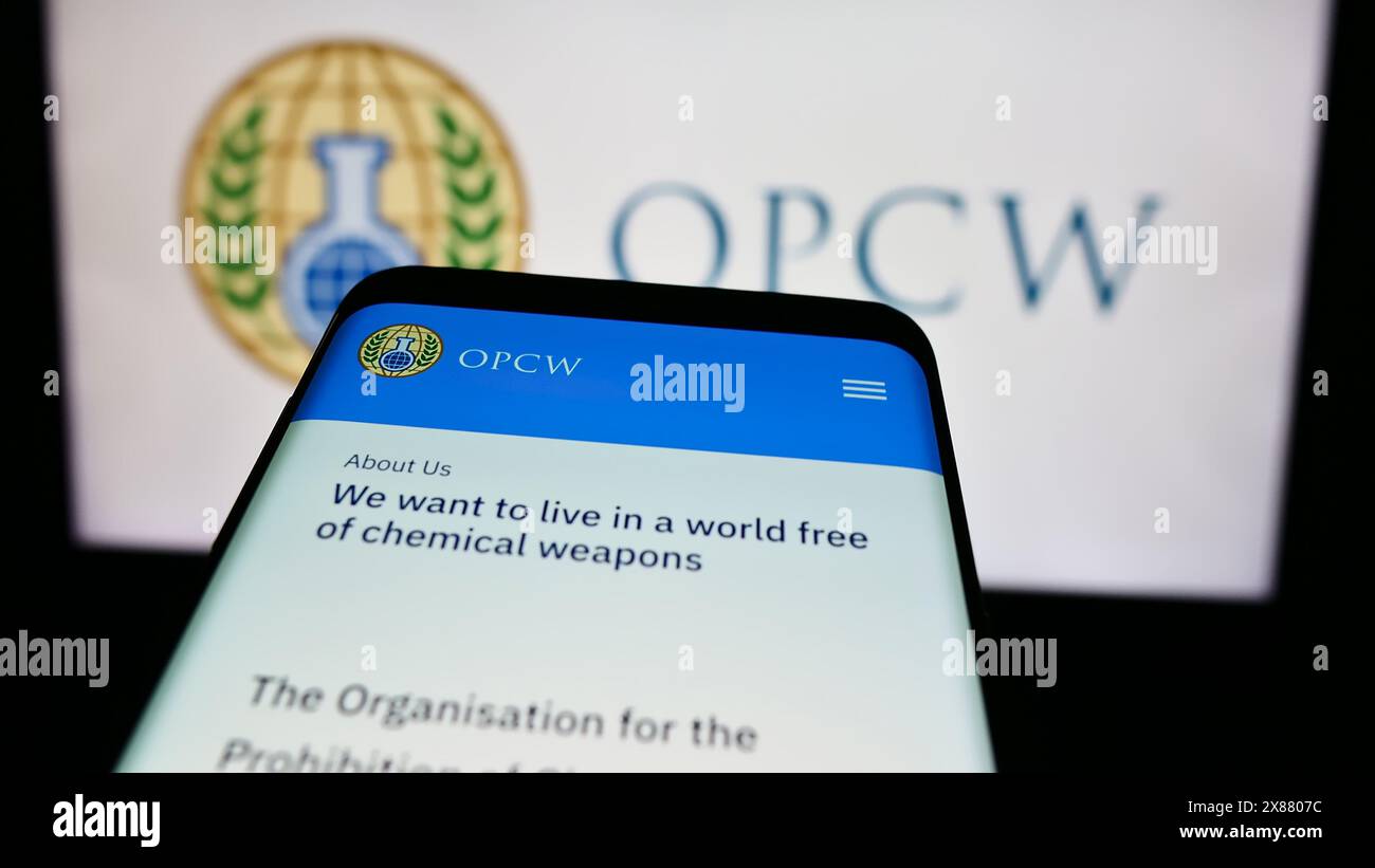 Mobiltelefon mit Website der Organisation für das Verbot chemischer Waffen (OVCW) vor dem Logo. Fokussieren Sie sich oben links auf der Telefonanzeige. Stockfoto