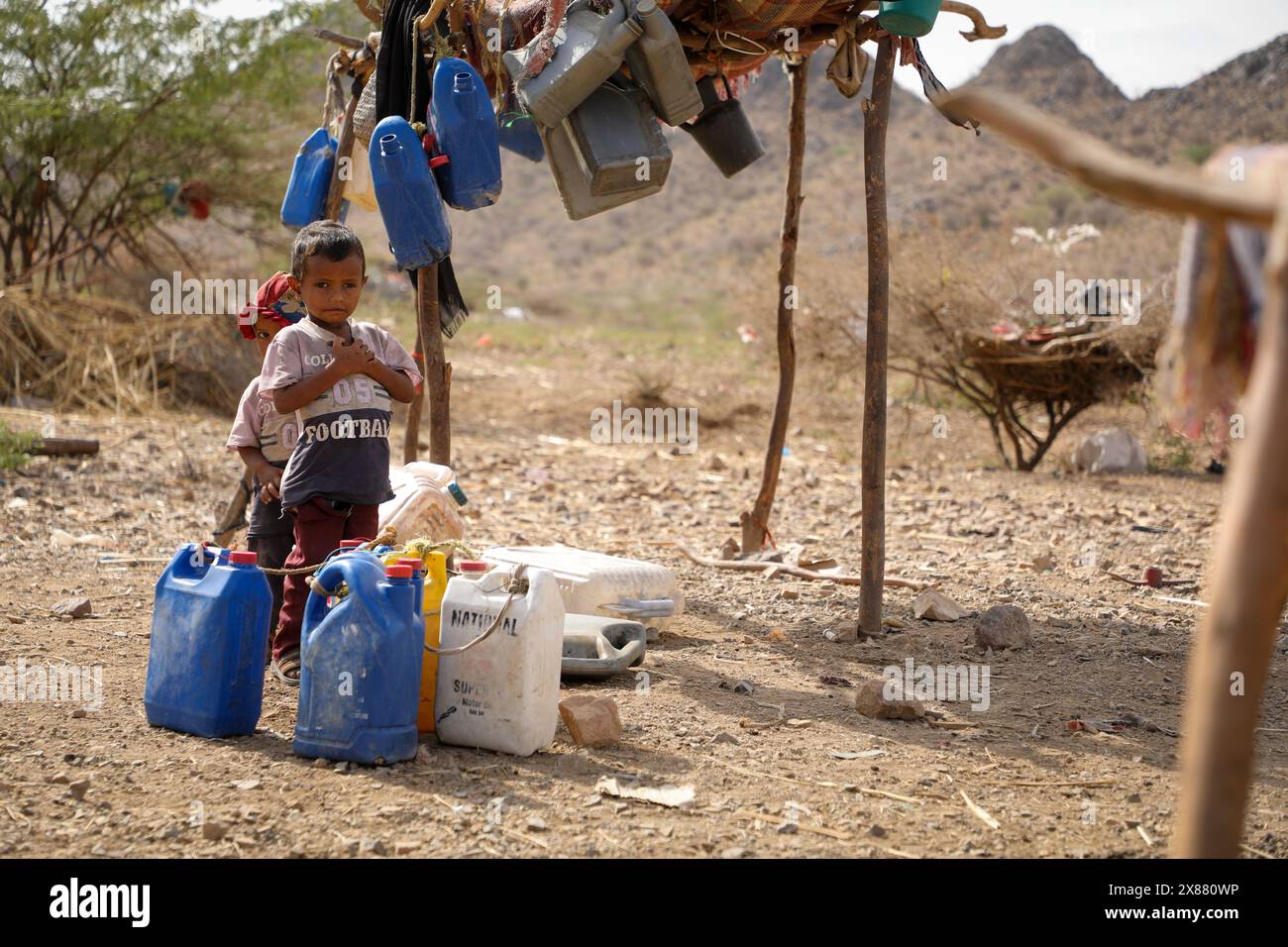 Taiz Jemen - 18. Februar 2022: Ein trauriges Kind, das mit seiner Familie in einem Lager für Kriegsvertriebene in der Stadt Taiz lebt Stockfoto