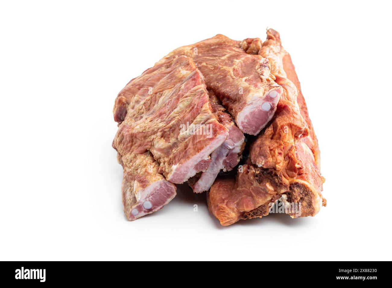 Geräucherte Schweinerippchen isoliert auf weißem Hintergrund Stockfoto Geräucherte Schweinerippchen isoliert auf weißem Hintergrund Stockfoto