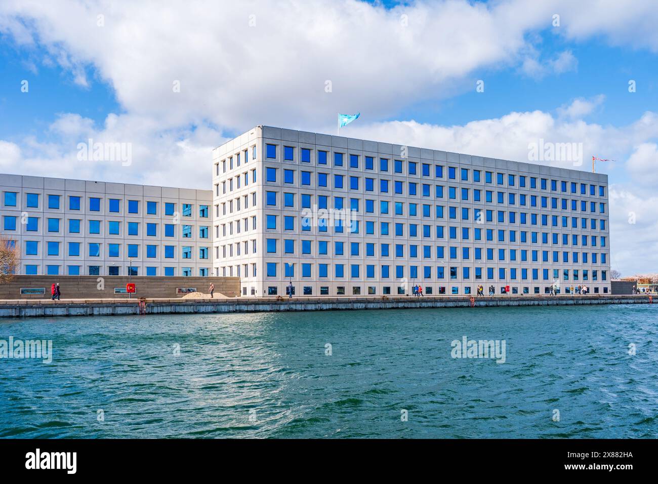 KOPENHAGEN, DÄNEMARK - 14. APRIL 2024: Hauptsitz des dänischen Unternehmenskonglomerats Maersk Group. Die Leute in Kopenhagen nennen die Fenster "blaue Augen". Stockfoto