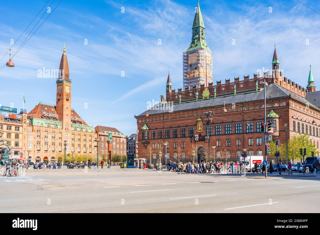 KOPENHAGEN, DÄNEMARK - 15. APRIL 2024: Das Rathaus am Rathausplatz ist Sitz des Stadtrates von Kopenhagen und des Oberbürgermeisters Stockfoto