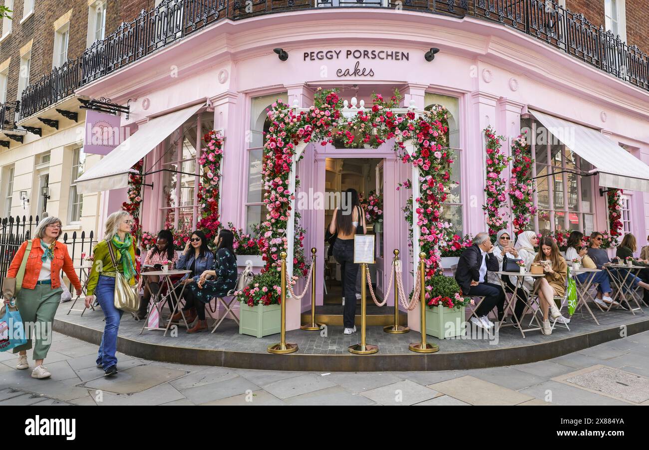 London, Großbritannien. Mai 2024. Die Leute sitzen zwischen den wunderschönen Blumendekorationen bei Peggy Porschen Cakes. Das Belgravia in Bloom Festival kehrt zum neunten Jahr mit dem Thema „Floral Fun and Games“ zurück. Geschäfte und Unternehmen bieten jedes Jahr farbenfrohe Pflanzen- und Blumenpräsentationen für dieses lebhafte Festival. Quelle: Imageplotter/Alamy Live News Stockfoto