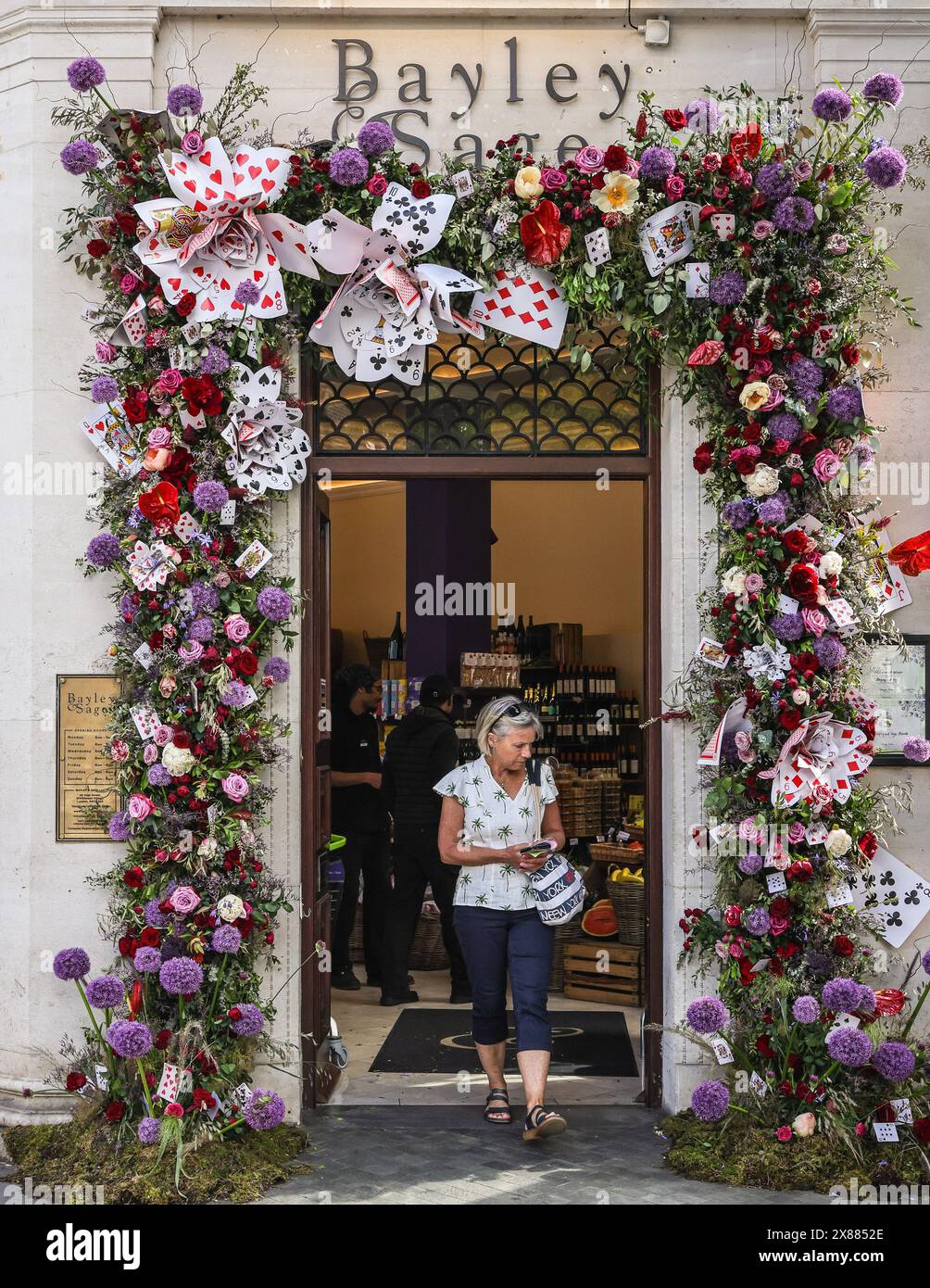 London, Großbritannien. Mai 2024. Der wunderschöne Eingang in Bayley sage. Das Belgravia in Bloom Festival kehrt zum neunten Jahr mit dem Thema „Floral Fun and Games“ zurück. Geschäfte und Unternehmen bieten jedes Jahr farbenfrohe Pflanzen- und Blumenpräsentationen für dieses lebhafte Festival. Quelle: Imageplotter/Alamy Live News Stockfoto