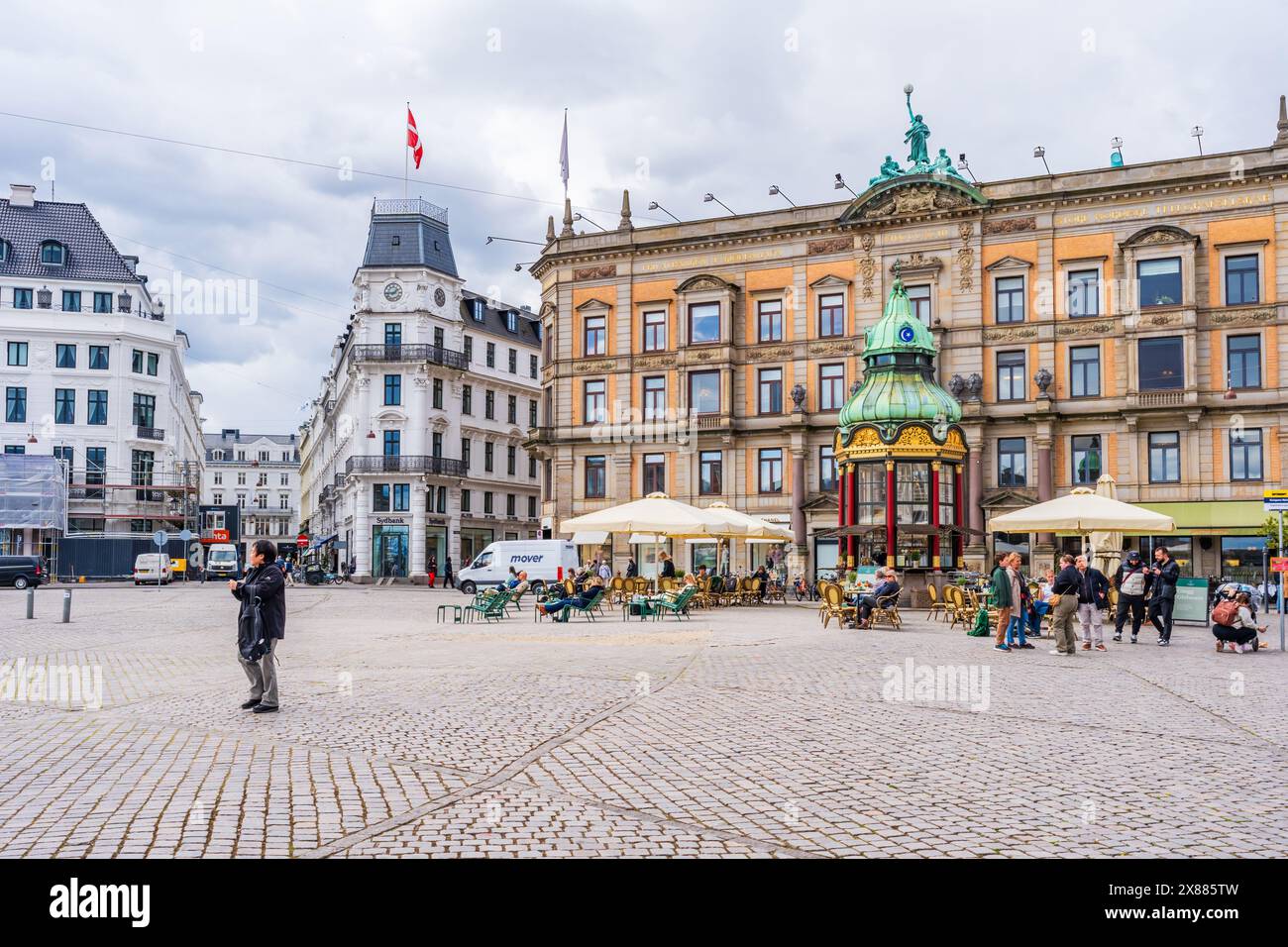 KOPENHAGEN, DÄNEMARK - 16. APRIL 2024: Straßenblick von Kopenhagen. Die Hauptstadt Dänemarks liegt auf den Küsteninseln Neuseeland und Amager. Stockfoto