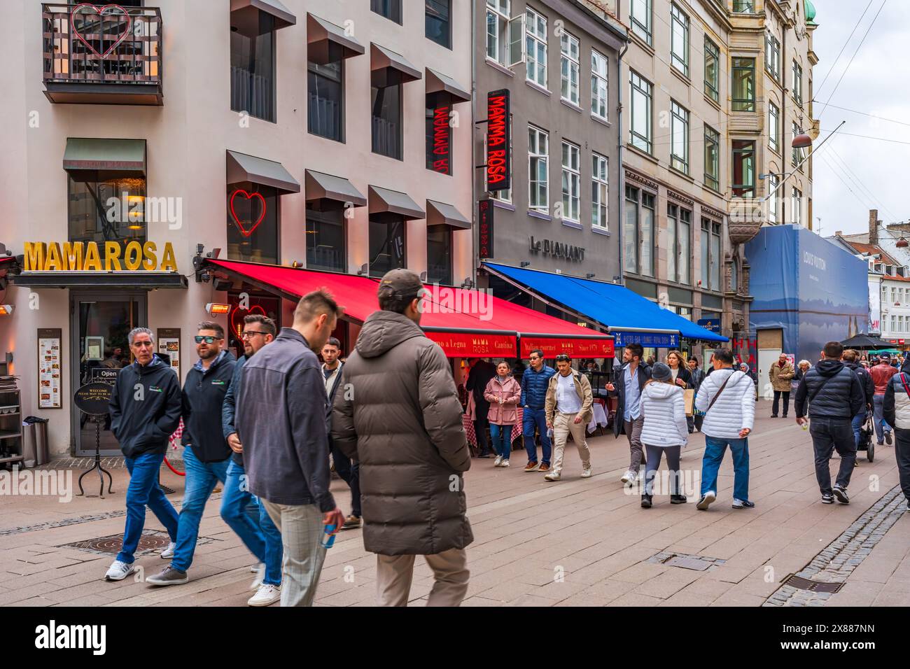 KOPENHAGEN, DÄNEMARK - 16. APRIL 2024: Das Einkaufsviertel Stroget ist die längste autofreie Fußgängerzone Europas Stockfoto