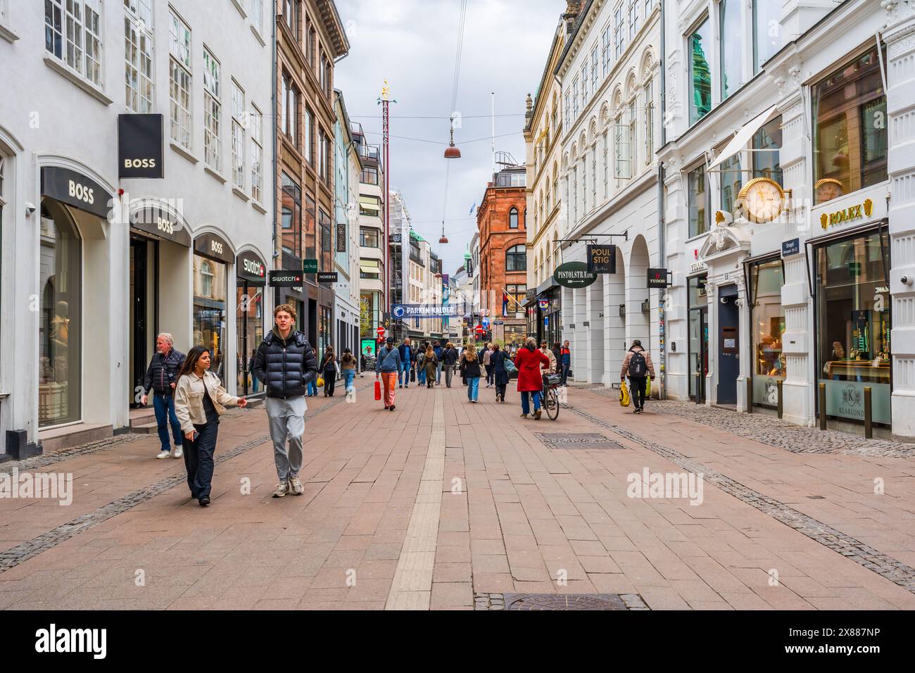 KOPENHAGEN, DÄNEMARK - 16. APRIL 2024: Das Einkaufsviertel Stroget ist die längste autofreie Fußgängerzone Europas Stockfoto