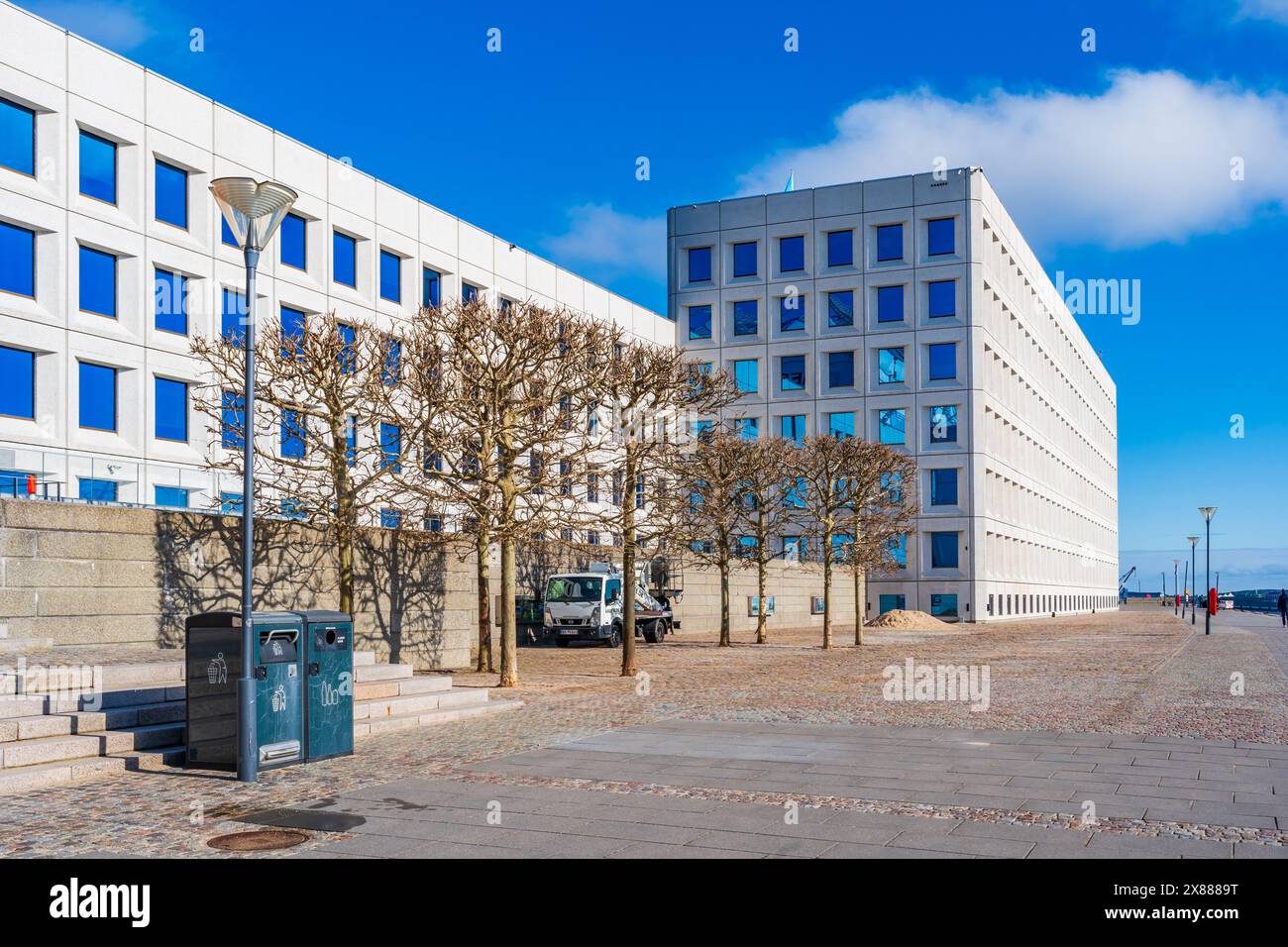 KOPENHAGEN, DÄNEMARK - 17. APRIL 2024: Hauptsitz des dänischen Unternehmenskonglomerats Maersk Group. Die Leute in Kopenhagen nennen die Fenster "blaue Augen". Stockfoto