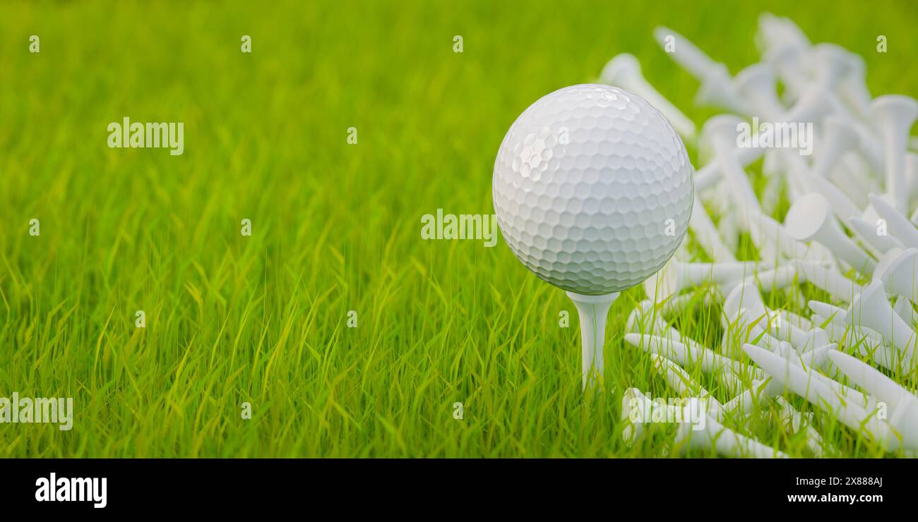 Ein Golfball auf einem Golfabschlag auf einem Rasen. Mehrere T-Stücke im Gras. Selektiver Fokus – sehr geringe Schärfentiefe. Kopierbereich. Stockfoto