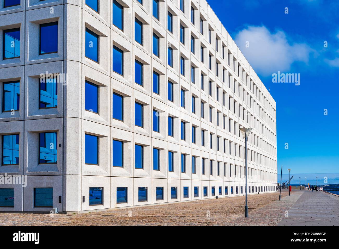 KOPENHAGEN, DÄNEMARK - 17. APRIL 2024: Hauptsitz des dänischen Unternehmenskonglomerats Maersk Group. Die Leute in Kopenhagen nennen die Fenster "blaue Augen". Stockfoto