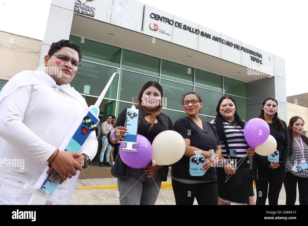 COVID-19-IMPFKAMPAGNE San Antonio de Pichincha, Donnerstag, 23. Mai 2024 Gesundheitsminister Franklin Encalada, hat im Gesundheitszentrum von San Antonio de Pichincha in einem gefährdeten Staat die Impfkampagne gegen den modernen COVID-19-Impfstoff für ältere Menschen, Kinder, Polizei, Gesundheitspersonal unter anderem gestartet. Kinder, Polizisten, Gesundheitspersonal unter anderem, im San Antonio de Pichincha Gesundheitszentrum Fotos Rolando Enriquez API San Antonio Pichincha Ecuador HTH COVID 19 IMPFKAMPAGNE e7ae4de72252485f0340c38ca55a4530 Copyright: xROLANDOxENRIQUEZx Stockfoto COVID-19-IMPFKAMPAGNE San Antonio de Pichincha, Donnerstag, 23. Mai 2024 Gesundheitsminister Franklin Encalada, hat im Gesundheitszentrum von San Antonio de Pichincha in einem gefährdeten Staat die Impfkampagne gegen den modernen COVID-19-Impfstoff für ältere Menschen, Kinder, Polizei, Gesundheitspersonal unter anderem gestartet. Kinder, Polizisten, Gesundheitspersonal unter anderem, im San Antonio de Pichincha Gesundheitszentrum Fotos Rolando Enriquez API San Antonio Pichincha Ecuador HTH COVID 19 IMPFKAMPAGNE e7ae4de72252485f0340c38ca55a4530 Copyright: xROLANDOxENRIQUEZx Stockfoto