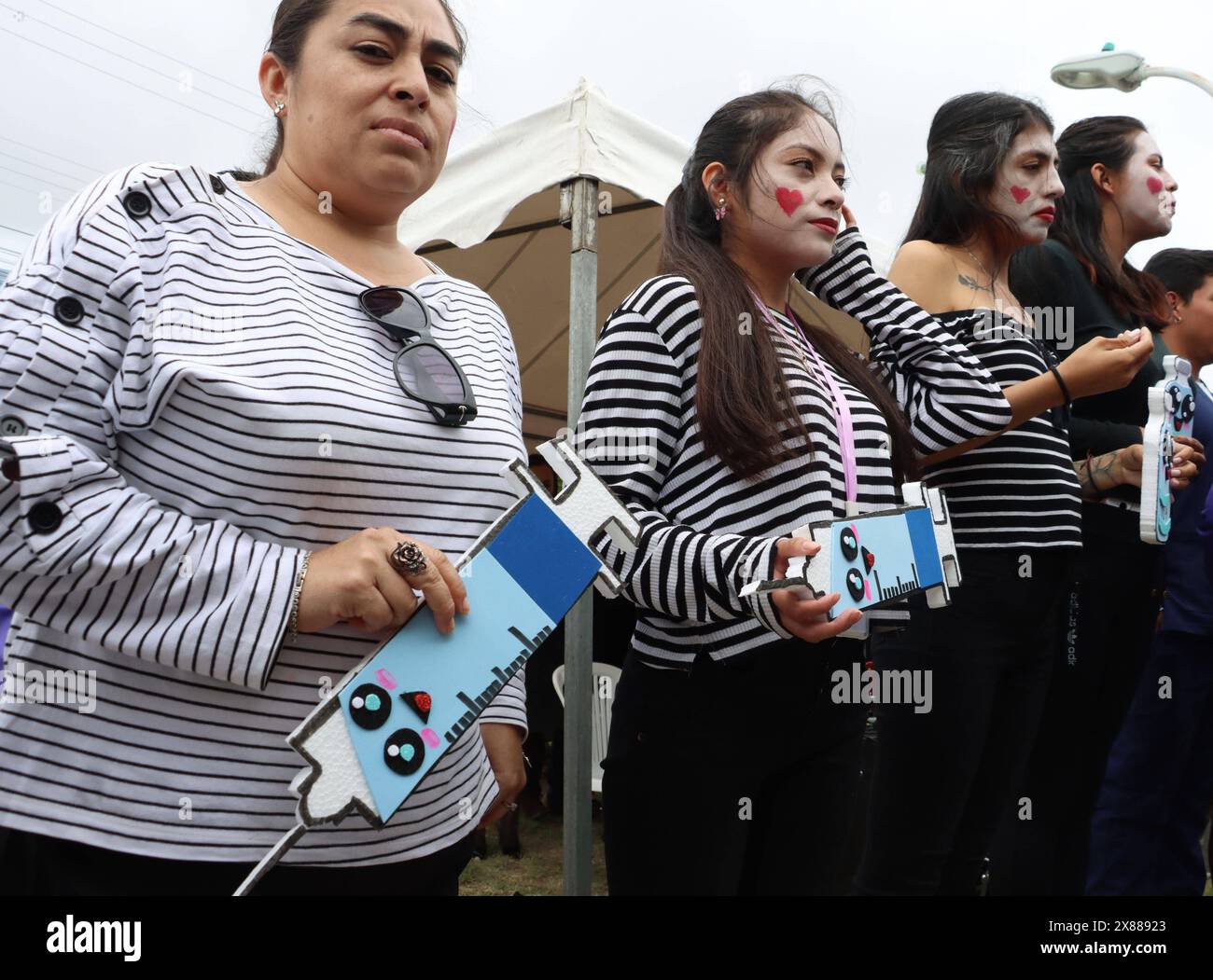 COVID-19-IMPFKAMPAGNE San Antonio de Pichincha, Donnerstag, 23. Mai 2024 Gesundheitsminister Franklin Encalada, hat im Gesundheitszentrum von San Antonio de Pichincha in einem gefährdeten Staat die Impfkampagne gegen den modernen COVID-19-Impfstoff für ältere Menschen, Kinder, Polizei, Gesundheitspersonal unter anderem gestartet. Kinder, Polizisten, Gesundheitspersonal unter anderem, im Gesundheitszentrum von San Antonio de Pichincha Fotos Rolando Enriquez API San Antonio Pichincha Ecuador HTH COVID 19 IMPFGLOCKE 1d7099aa247d0288ad47e73b4c9713a2 Copyright: xROLANDOxENRIQUEZx Stockfoto COVID-19-IMPFKAMPAGNE San Antonio de Pichincha, Donnerstag, 23. Mai 2024 Gesundheitsminister Franklin Encalada, hat im Gesundheitszentrum von San Antonio de Pichincha in einem gefährdeten Staat die Impfkampagne gegen den modernen COVID-19-Impfstoff für ältere Menschen, Kinder, Polizei, Gesundheitspersonal unter anderem gestartet. Kinder, Polizisten, Gesundheitspersonal unter anderem, im Gesundheitszentrum von San Antonio de Pichincha Fotos Rolando Enriquez API San Antonio Pichincha Ecuador HTH COVID 19 IMPFGLOCKE 1d7099aa247d0288ad47e73b4c9713a2 Copyright: xROLANDOxENRIQUEZx Stockfoto