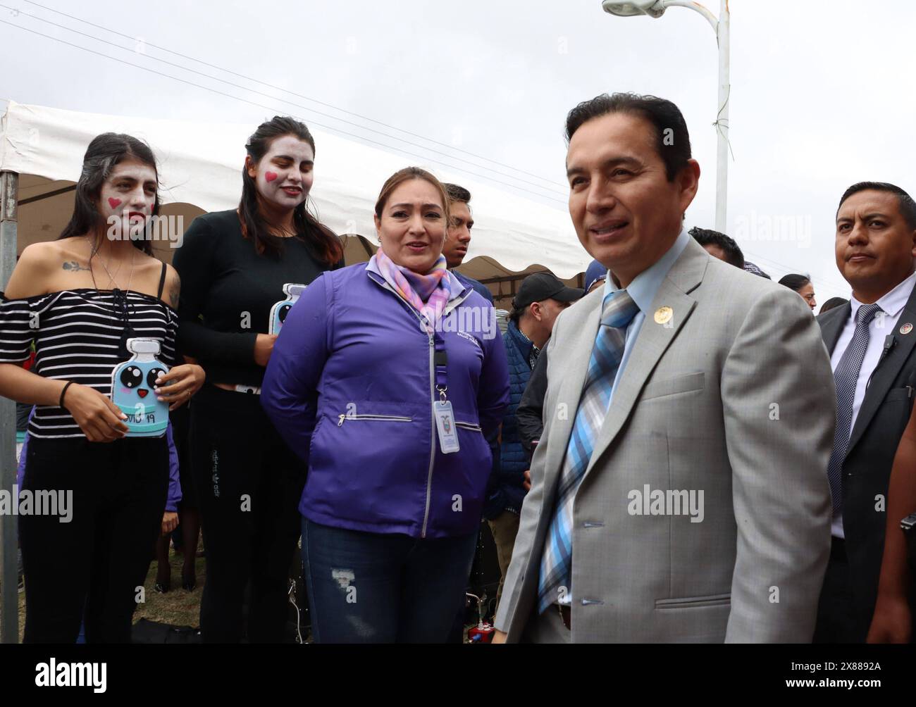 COVID-19-IMPFKAMPAGNE San Antonio de Pichincha, Donnerstag, 23. Mai 2024 Gesundheitsminister Franklin Encalada, hat im Gesundheitszentrum von San Antonio de Pichincha in einem gefährdeten Staat die Impfkampagne gegen den modernen COVID-19-Impfstoff für ältere Menschen, Kinder, Polizei, Gesundheitspersonal unter anderem gestartet. Kinder, Polizisten, Gesundheitspersonal unter anderem, im Gesundheitszentrum von San Antonio de Pichincha Fotos Rolando Enriquez API San Antonio Pichincha Ecuador HTH COVID 19 IMPFGLOCKE c017696e30dc9b08ebf72516ce34650c Copyright: xROLANDOxENRIQUEZx Stockfoto COVID-19-IMPFKAMPAGNE San Antonio de Pichincha, Donnerstag, 23. Mai 2024 Gesundheitsminister Franklin Encalada, hat im Gesundheitszentrum von San Antonio de Pichincha in einem gefährdeten Staat die Impfkampagne gegen den modernen COVID-19-Impfstoff für ältere Menschen, Kinder, Polizei, Gesundheitspersonal unter anderem gestartet. Kinder, Polizisten, Gesundheitspersonal unter anderem, im Gesundheitszentrum von San Antonio de Pichincha Fotos Rolando Enriquez API San Antonio Pichincha Ecuador HTH COVID 19 IMPFGLOCKE c017696e30dc9b08ebf72516ce34650c Copyright: xROLANDOxENRIQUEZx Stockfoto