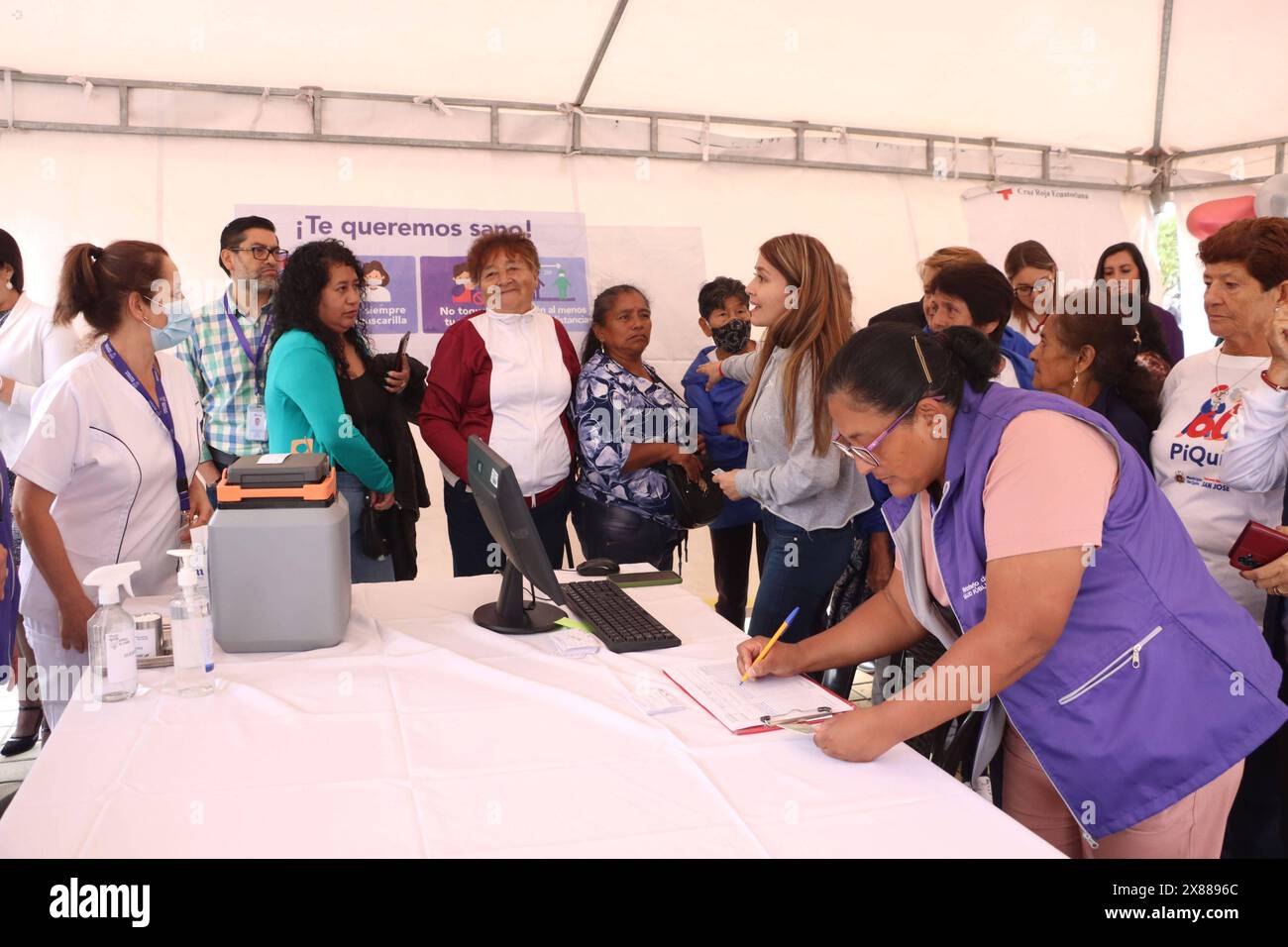 COVID-19-IMPFKAMPAGNE San Antonio de Pichincha, Donnerstag, 23. Mai 2024 Gesundheitsminister Franklin Encalada, hat im Gesundheitszentrum von San Antonio de Pichincha in einem gefährdeten Staat die Impfkampagne gegen den modernen COVID-19-Impfstoff für ältere Menschen, Kinder, Polizei, Gesundheitspersonal unter anderem gestartet. Kinder, Polizisten, Gesundheitspersonal unter anderem, im Gesundheitszentrum von San Antonio de Pichincha Fotos Rolando Enriquez API San Antonio Pichincha Ecuador HTH COVID 19 IMPFGLOCKE f5c7b651b49b9dd871ece6caefa322ef Copyright: xROLANDOxENRIQUEZx Stockfoto COVID-19-IMPFKAMPAGNE San Antonio de Pichincha, Donnerstag, 23. Mai 2024 Gesundheitsminister Franklin Encalada, hat im Gesundheitszentrum von San Antonio de Pichincha in einem gefährdeten Staat die Impfkampagne gegen den modernen COVID-19-Impfstoff für ältere Menschen, Kinder, Polizei, Gesundheitspersonal unter anderem gestartet. Kinder, Polizisten, Gesundheitspersonal unter anderem, im Gesundheitszentrum von San Antonio de Pichincha Fotos Rolando Enriquez API San Antonio Pichincha Ecuador HTH COVID 19 IMPFGLOCKE f5c7b651b49b9dd871ece6caefa322ef Copyright: xROLANDOxENRIQUEZx Stockfoto