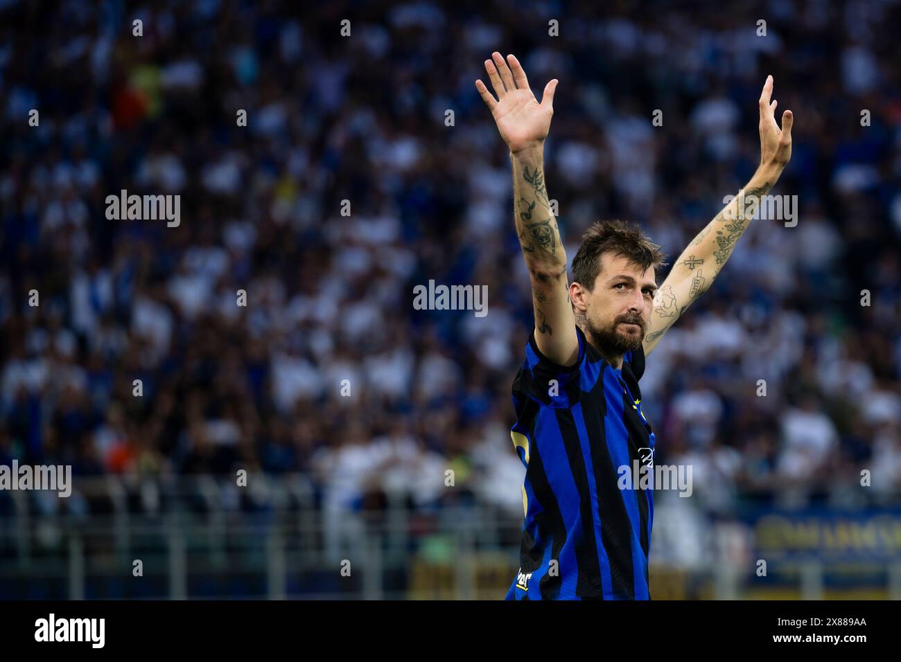 Mailand, Italien. 19. Mai 2024. Francesco Acerbi vom FC Internazionale Gesten während der Preisverleihung am Ende des Fußballspiels der Serie A zwischen dem FC Internazionale und der SS Lazio. Quelle: Nicolò Campo/Alamy Live News Stockfoto