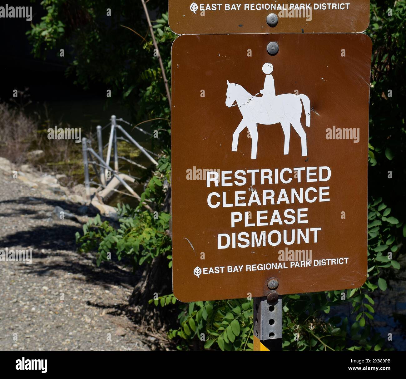 Eingeschränkte Freigabe Bitte entfernen Sie das Schild für Reiter auf dem Alameda Creek-Prozess in Kalifornien Stockfoto