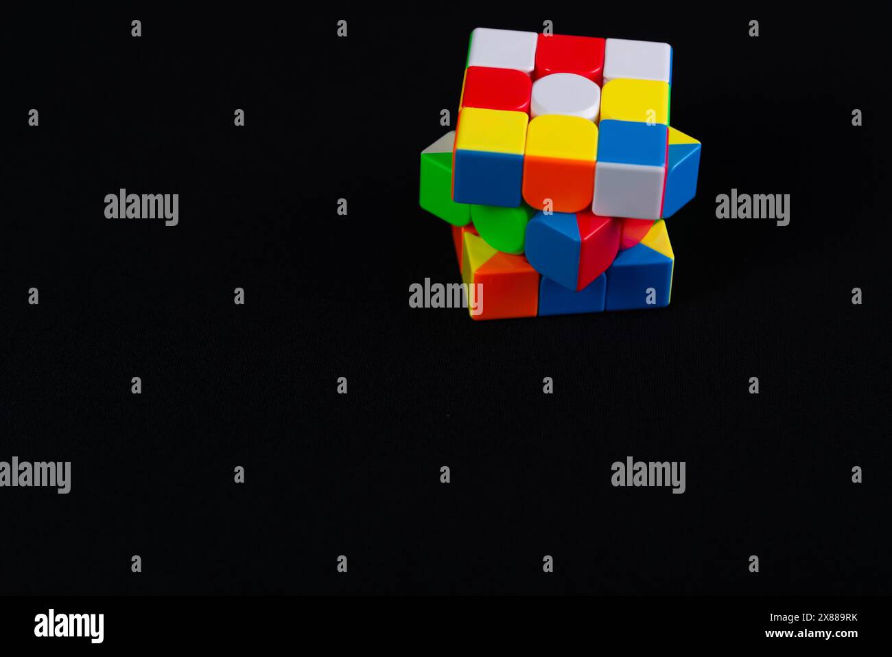 Salvador, Bahia, Brasilien - 15. Mai 2024: Zauberwürfel oder Rubiks Cube auf weißem Hintergrund. Erfindung des ungarischen Architekten Erno Rubik im Jahre 1974 Stockfoto