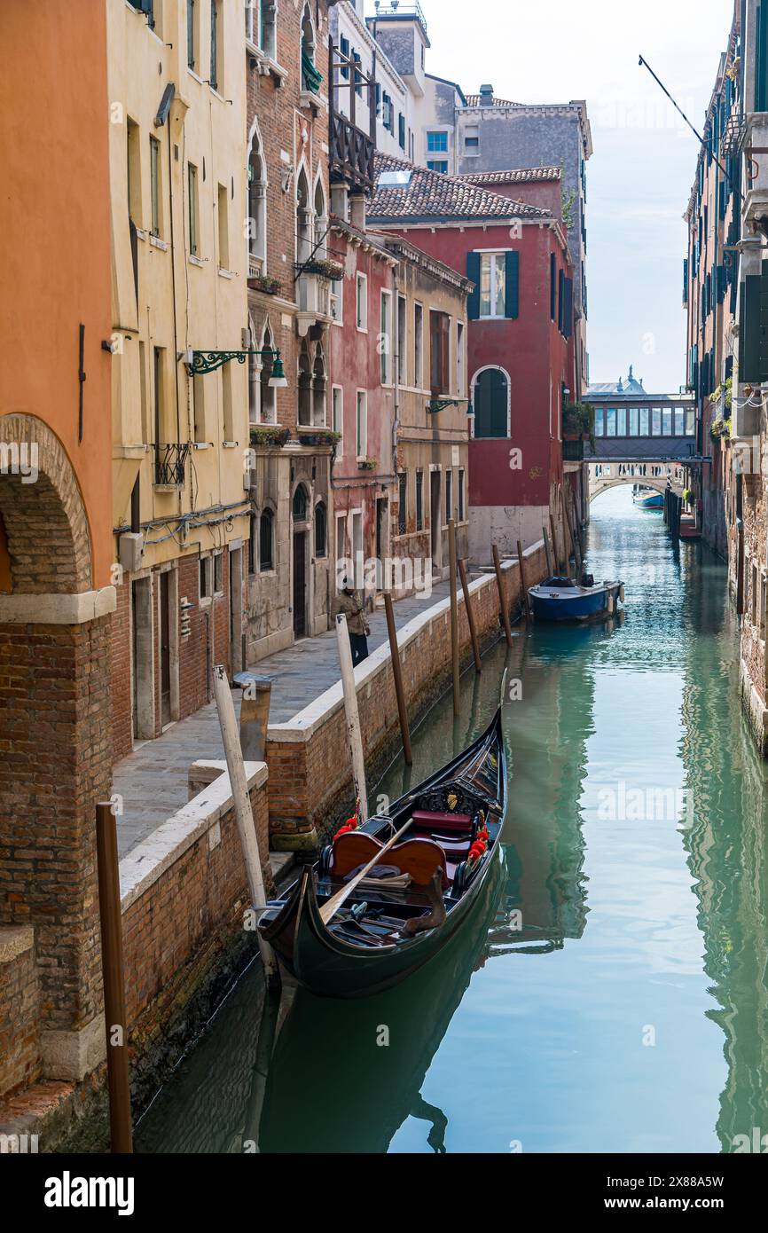 Schmaler ruhiger Kanal in Venedig Italien Stockfoto