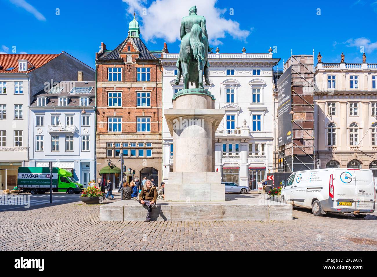 KOPENHAGEN, DÄNEMARK - 17. APRIL 2024: Straßenblick von Kopenhagen. Die Hauptstadt Dänemarks liegt auf den Küsteninseln Neuseeland und Amager. Stockfoto