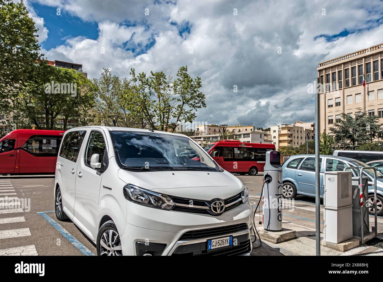 Weißer Toyota Proace Verso Electic, SUV-Aufladung an der Elektrofahrzeugstation Stockfoto