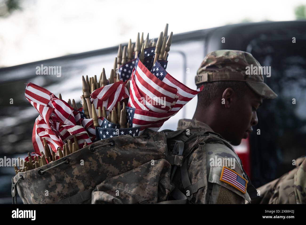 Arlington, Vereinigte Staaten Von Amerika. Mai 2024. Arlington, Vereinigte Staaten von Amerika. 23. Mai 2024. A U.. Ein US-Armeesoldat des 3. US-Infanterieregiments legt amerikanische Flaggen an Grabstätten gefallener Soldaten zu Ehren des Memorial Day auf dem Arlington National Cemetery, 23. Mai 2024. Mehr als 1.500 Soldaten legten 260.000 während der 76. Jährlichen Flaggen an jeder Grabstätte und Nischensäule auf dem Arlington National Cemetery an. Kredit: Elizabeth Fraser/USA Army/Alamy Live News Stockfoto