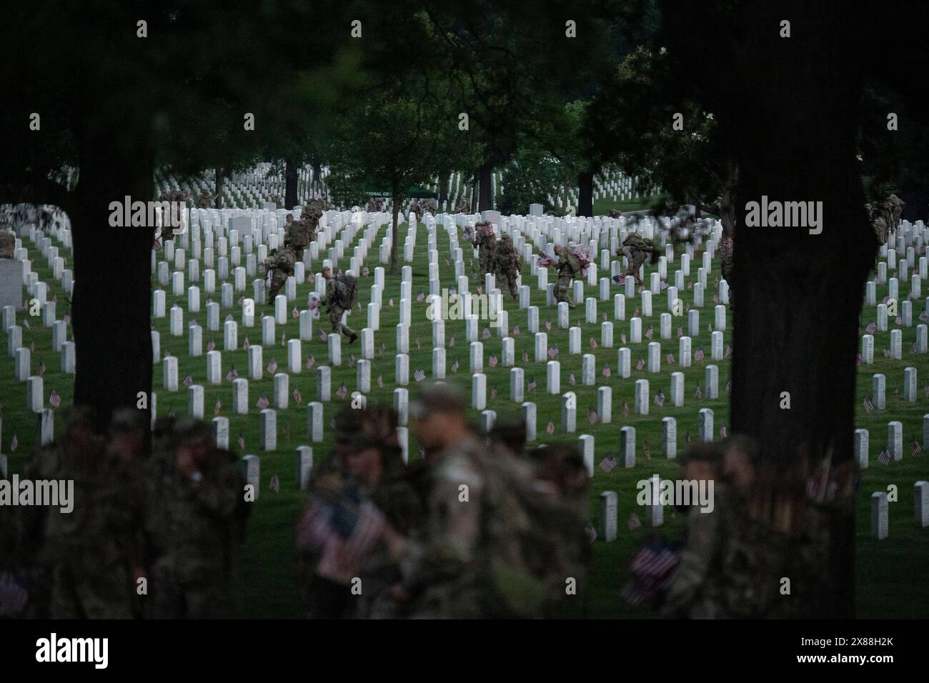 Arlington, Vereinigte Staaten Von Amerika. Mai 2024. Arlington, Vereinigte Staaten von Amerika. 23. Mai 2024. U. Soldaten der S-Armee des 3. US-Infanterieregiments legen amerikanische Flaggen an den Grabstätten gefallener Soldaten zu Ehren des Memorial Day auf dem Arlington National Cemetery, 23. Mai 2024. Mehr als 1.500 Soldaten legten 260.000 während der 76. Jährlichen Flaggen an jeder Grabstätte und Nischensäule auf dem Arlington National Cemetery an. Kredit: Elizabeth Fraser/USA Army/Alamy Live News Stockfoto