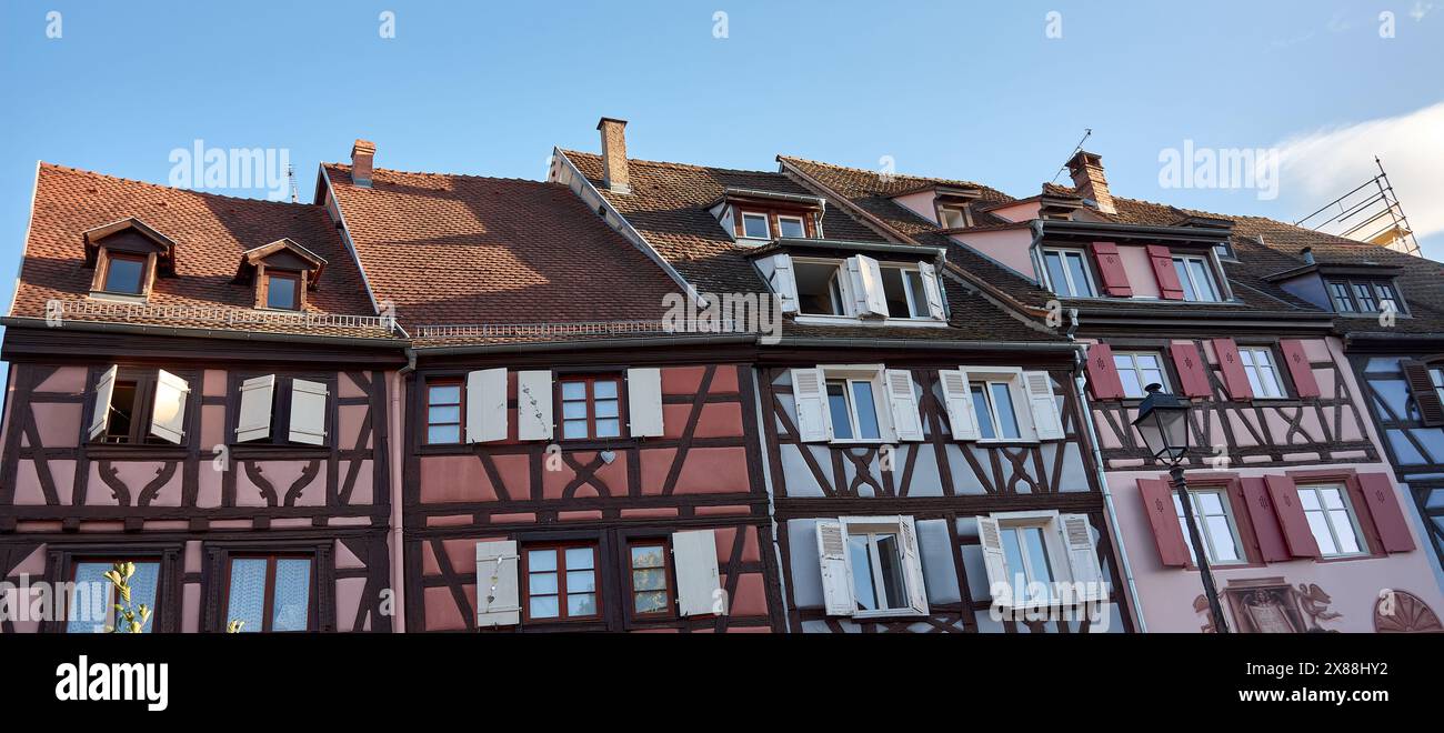 Fachwerkhaus in Colmar, Elsass, Frankreich. Wunderschöne Fassade eines typischen Hauses in der französischen Stadt. Vorderansicht eines kleinen Wohngebäudes, Tradi Stockfoto