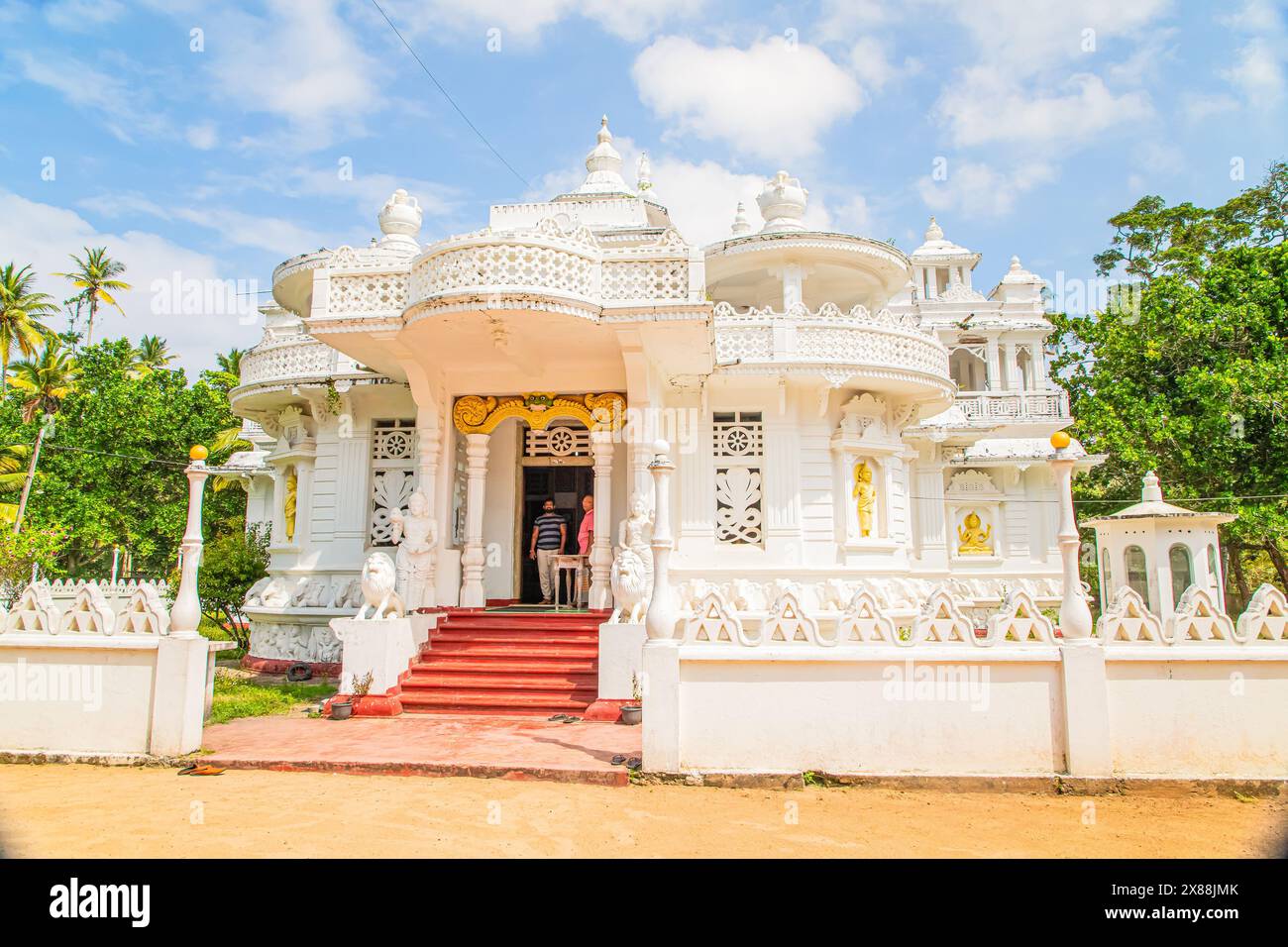 Balapitya Purana Viharay, Sri Lanka. 07. 02. 2023 Sri Pushparama Tempel niedriger weißer mehrstöckiger Bau eines alten Gebäudes, sieht aus. Weißer Budd Stockfoto