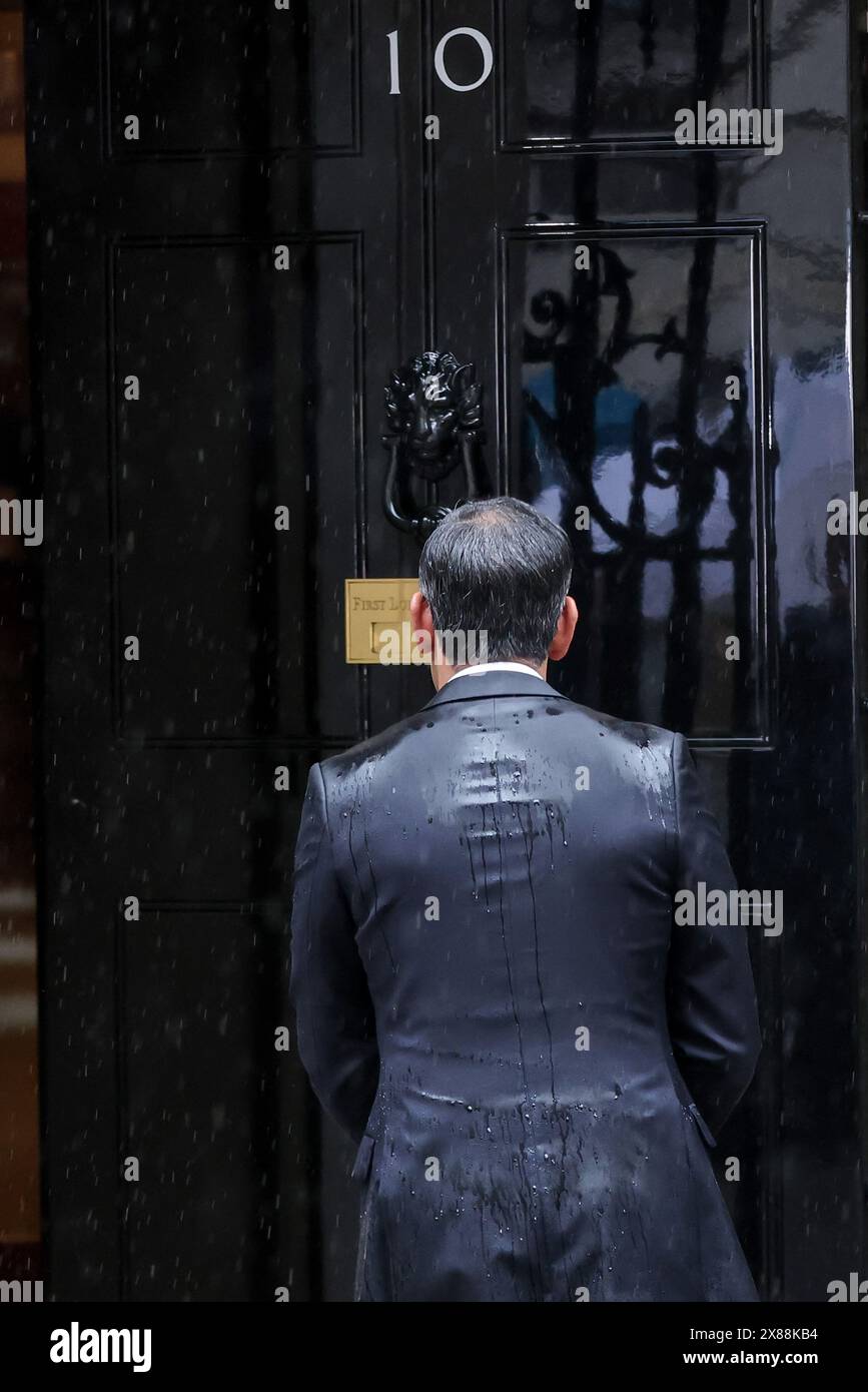 Premierminister Rishi Sunak kehrt nach der Ankündigung einer Parlamentswahl am 4. Juli 2024 in der Downing Street in London zurück. Stockfoto