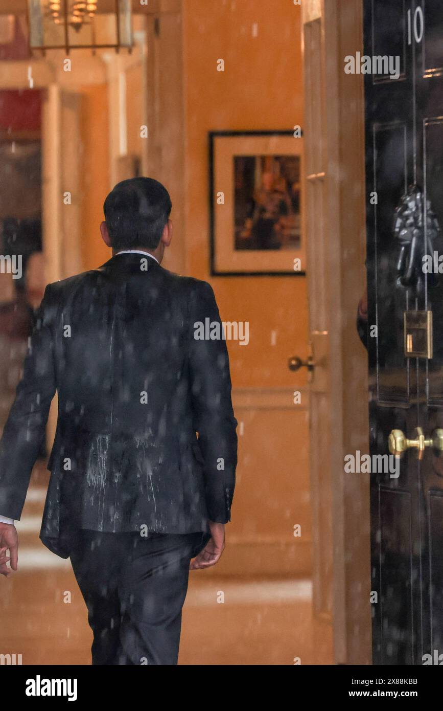 Premierminister Rishi Sunak kehrt nach der Ankündigung einer Parlamentswahl am 4. Juli 2024 in der Downing Street in London zurück. Stockfoto