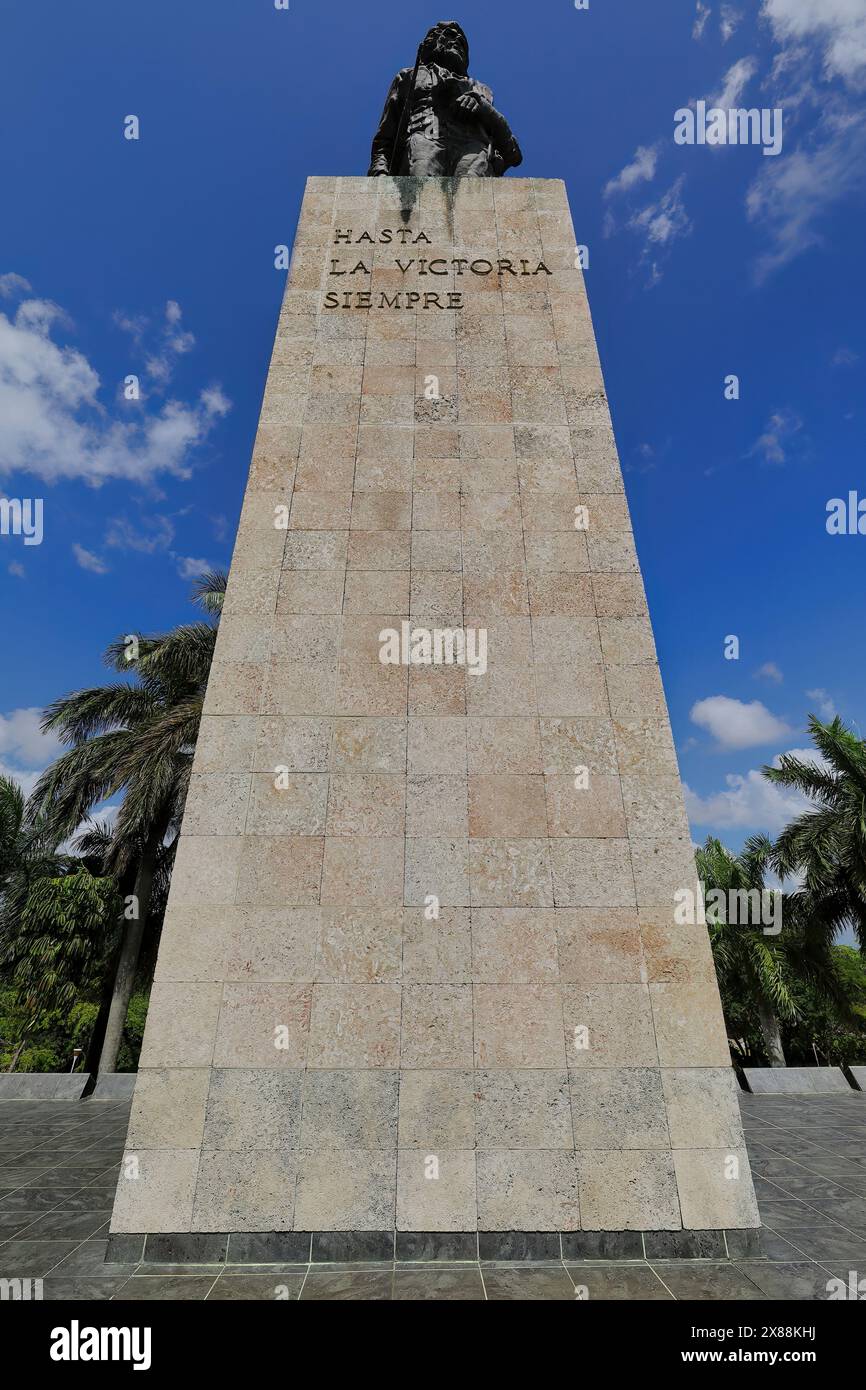 308 Che Guevaras Motto „Hasta la victoria siempre – until Victory Always“ am Fuße seiner Bronzestatue auf seinem Mausoleum. Santa Clara-Kuba. Stockfoto
