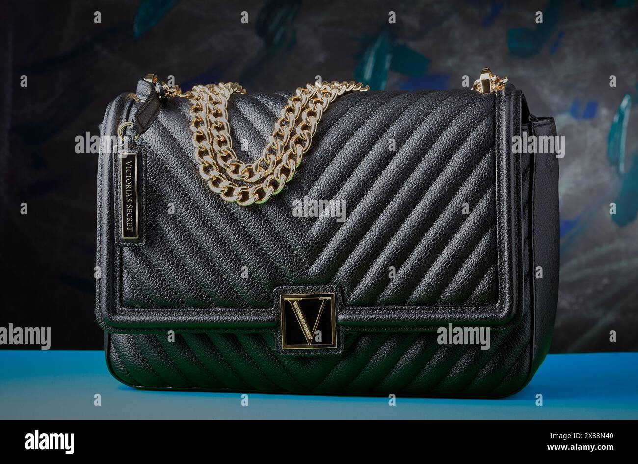 Mansfield, Nottingham, Vereinigtes Königreich, 23. Matt 2024: Studio-Produktbild einer Victoria Secrets Schultertasche. Stockfoto
