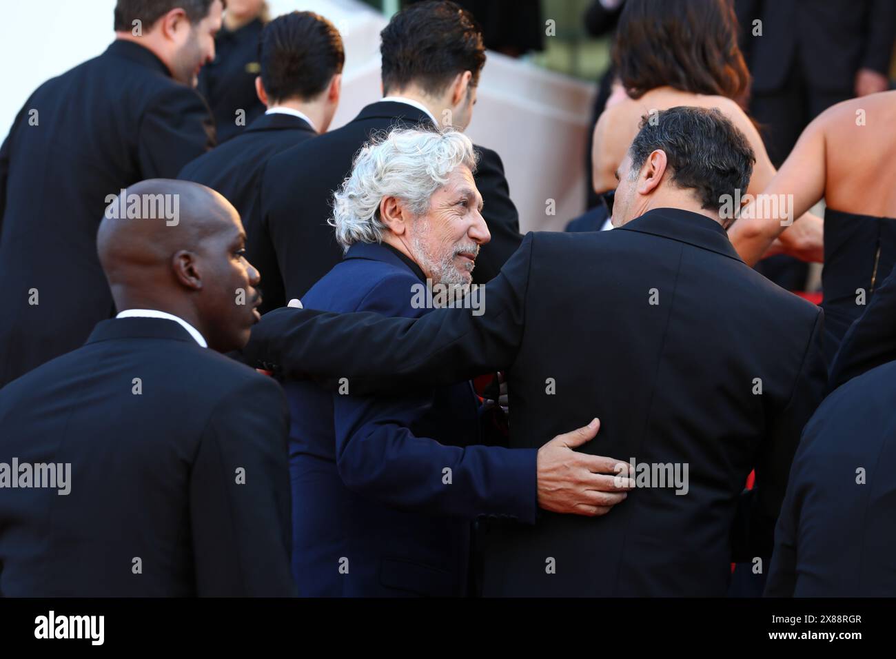 23. Mai 2024, Cannes, Cote D'azur, Frankreich: ALAIN CHABAT spaziert vor der Premiere von „Beating Hearts“ beim 77. Jährlichen Filmfestival in Cannes im Palais des Festivals in Cannes (Foto: © Mickael Chavet/ZUMA Press Wire) NUR ZUR REDAKTIONELLEN VERWENDUNG! Nicht für kommerzielle ZWECKE! Stockfoto