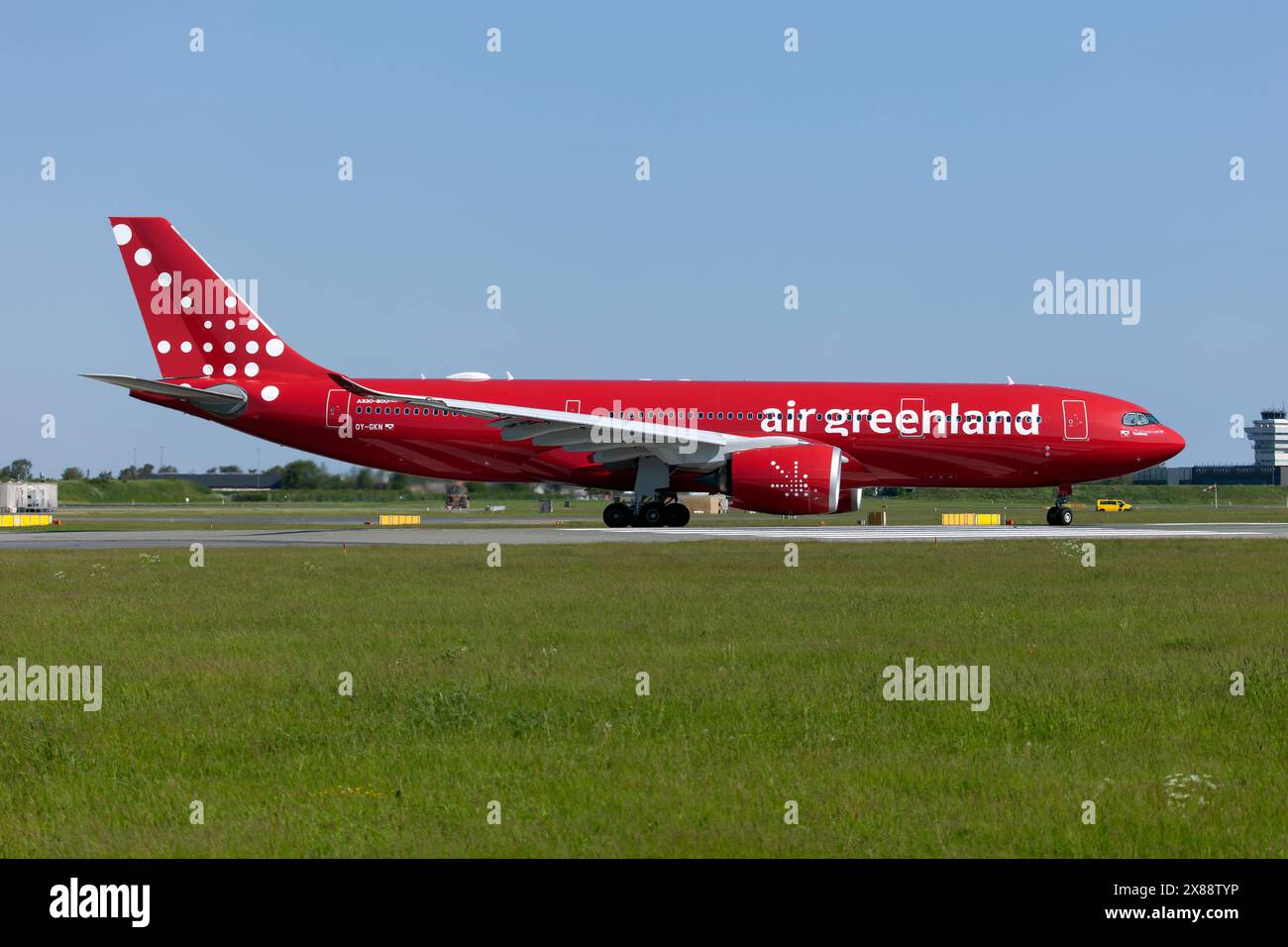 Kopenhagen, Dänemark. Mai 2024. Ein Air Greenland Airbus 330-800 startbereit vom Flughafen Kopenhagen Kastrup nach Kangerlussuaq Sondre Stortford. Air Greenland ist eine Tochtergesellschaft der SAS-Gruppe und das Flaggenunternehmen Grönlands. Die 1960 gegründete Fluggesellschaft verfügt über einen Drehkreuz am Flughafen Kangerlussuaq und 10 Betriebsstandorte. Es fliegt zu allen 13 zivilen Flughäfen des Landes. Air Greenland hat auch Codeshare-Vereinbarungen mit DAT, Icelandair und SAS geschlossen. Die Flotte der Fluggesellschaft besteht aus 10 Flugzeugen und 28 Hubschraubern. (Foto: Fabrizio Gandolfo/SOPA Images/SIPA USA) Credit: SIPA USA/Alamy Live News Stockfoto