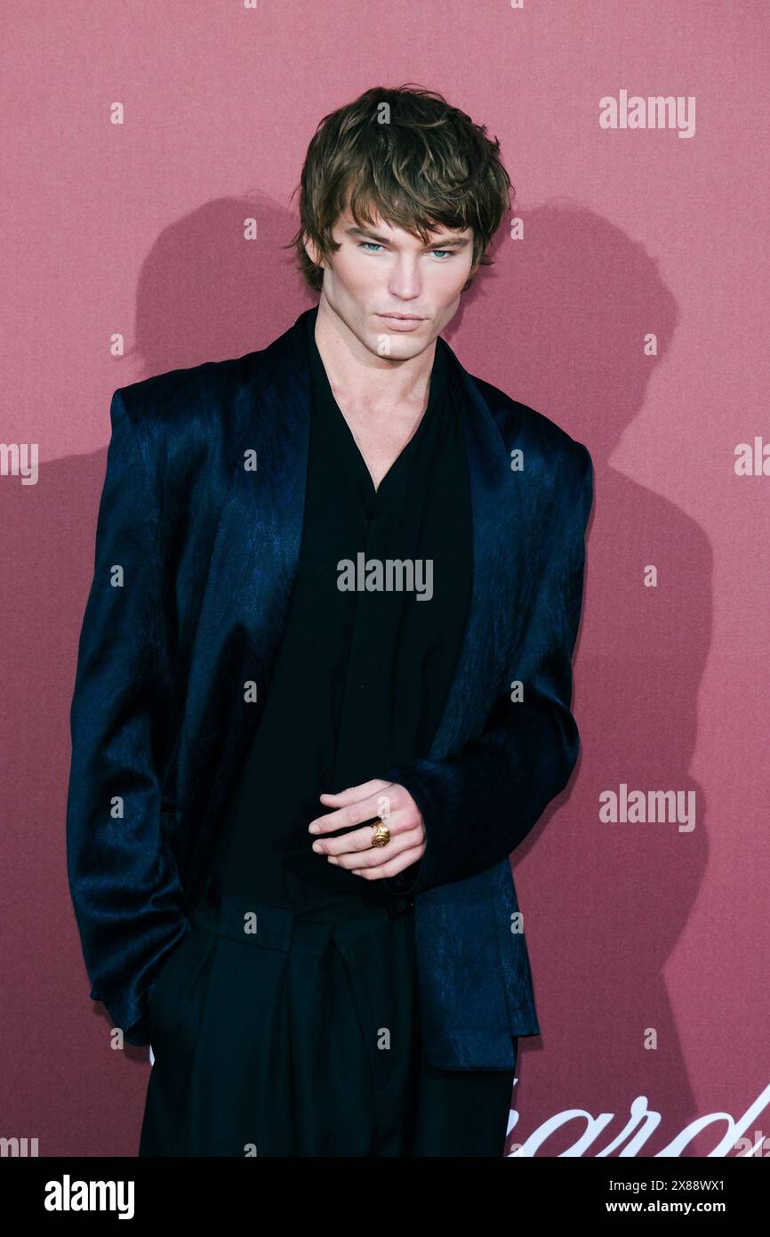 Antibes, Frankreich. Mai 2024. Jordan Barrett posiert auf dem Roten Teppich bei der 30. Ausgabe der amfAR Gala Cannes während des 77. Festivals de Cannes. Foto von Julie Edwards./Alamy Live News Stockfoto