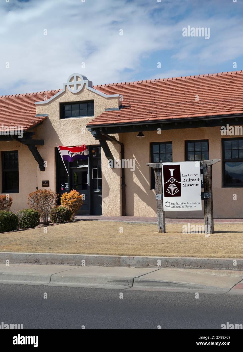 Das rote Ziegeldach des Museumsgebäudes des City of Las Cruces Railway Depot in Las Cruces, New Mexico, USA Stockfoto