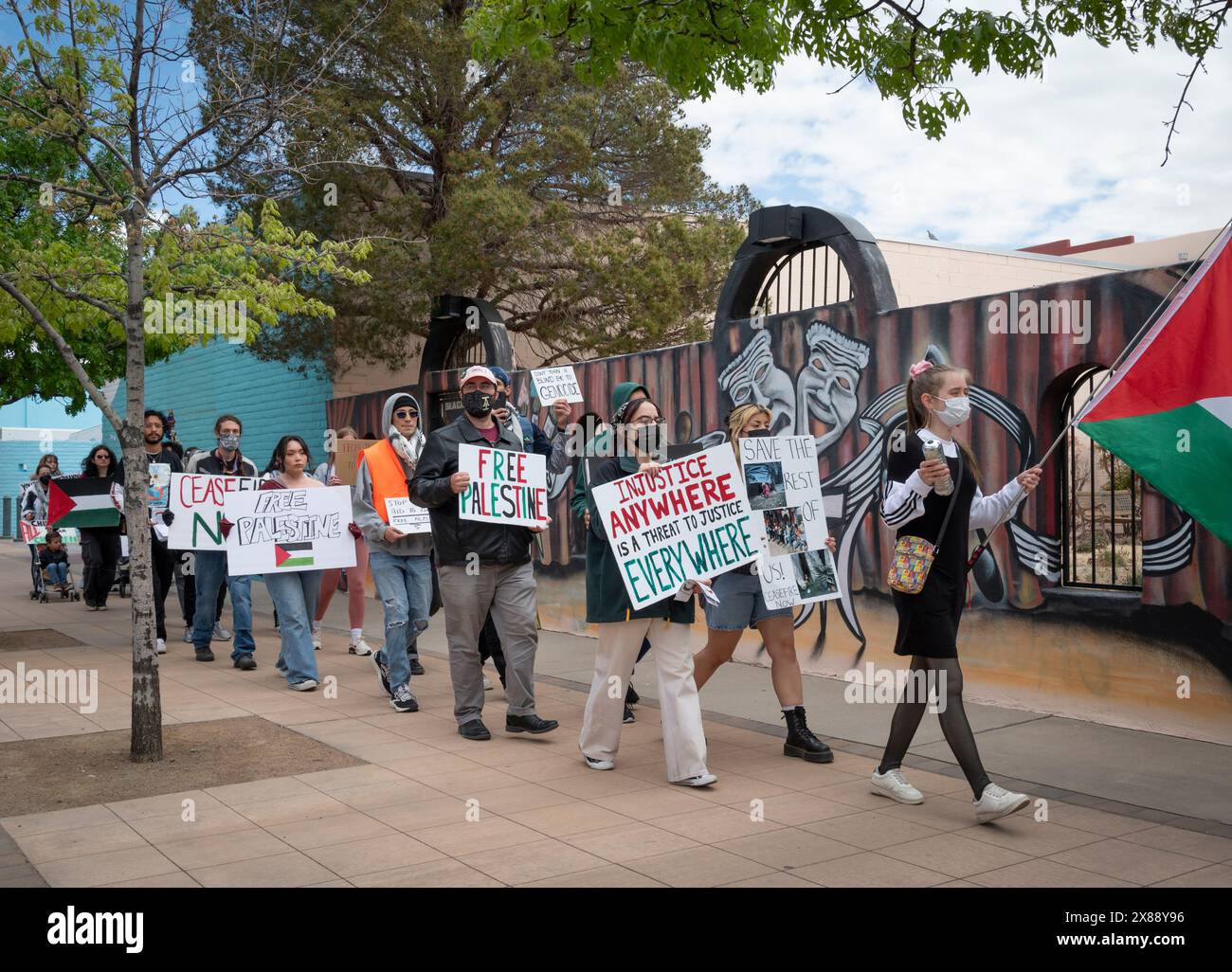 Unterstützung für Palästina und Anti-Israel-Protest von Menschen gegen den Krieg in Gaza vor der No Strings Theater Company in Las Cruces, NM Stockfoto