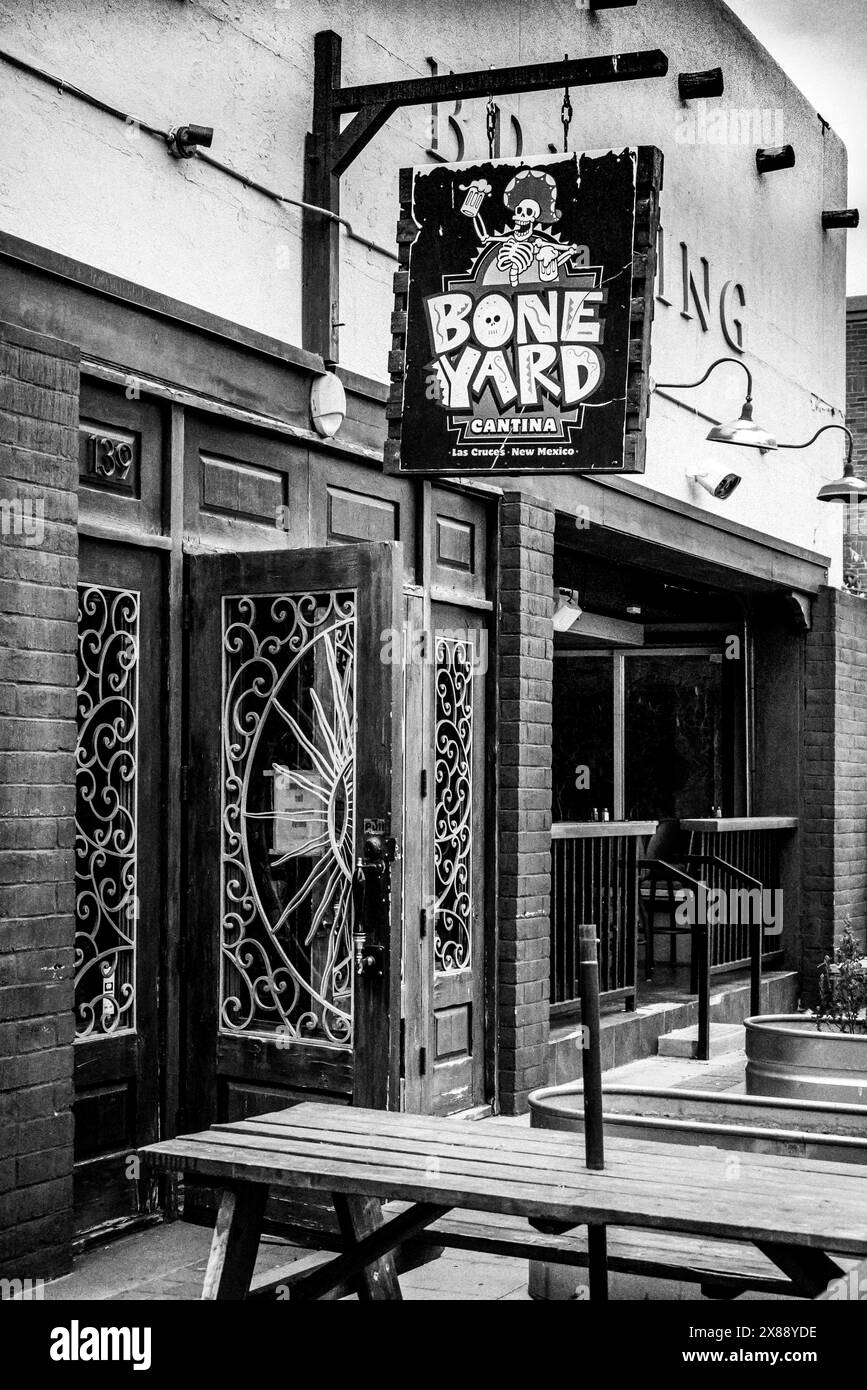 Eintritt zu einem lokalen Favoriten, der Boneyard Cantina, mit Ice Box Brewing, mit NM Terrasse Sitzplätze, spezialisiert auf Craft Beer in der Innenstadt, Las Cruces, NM Stockfoto