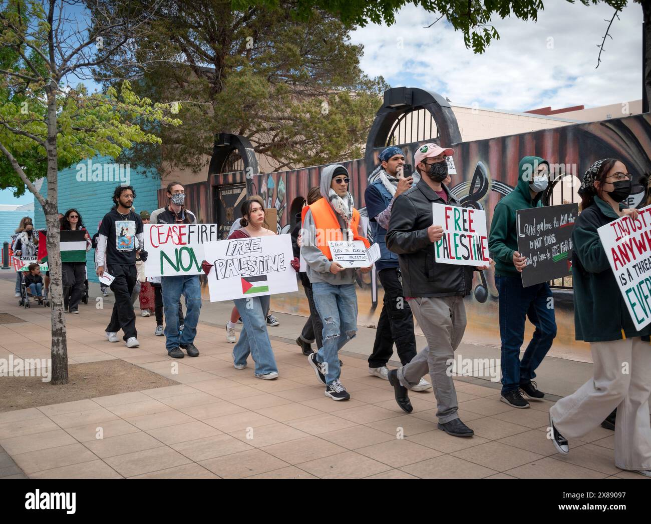 Unterstützung für Palästina und Anti-Israel-Protest von Menschen gegen den Krieg in Gaza vor der No Strings Theater Company in Las Cruces, NM Stockfoto