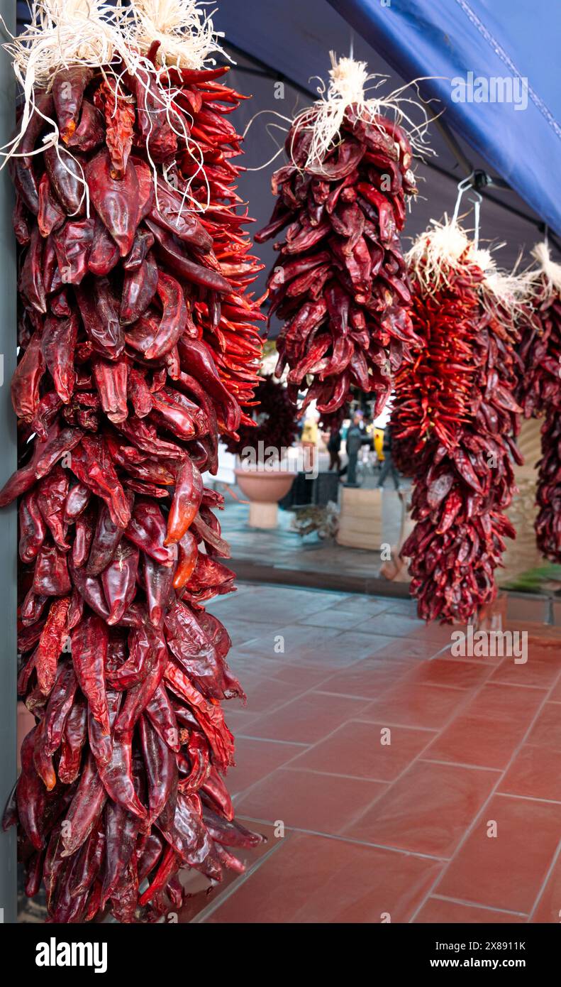 Ein Zelt aus roten chilischoten, bekannt als Ristras, auf dem Farmers Market im Zentrum von Las Cruces, NM, USA Stockfoto