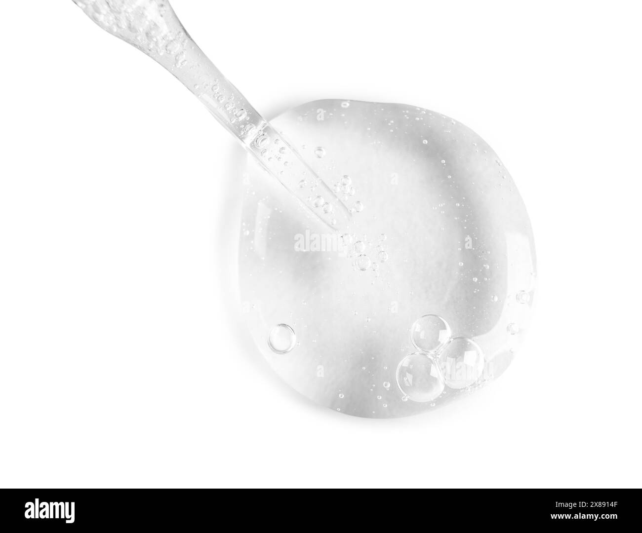 Glaspipette und transparente Flüssigkeit isoliert auf weiß, Draufsicht Stockfoto